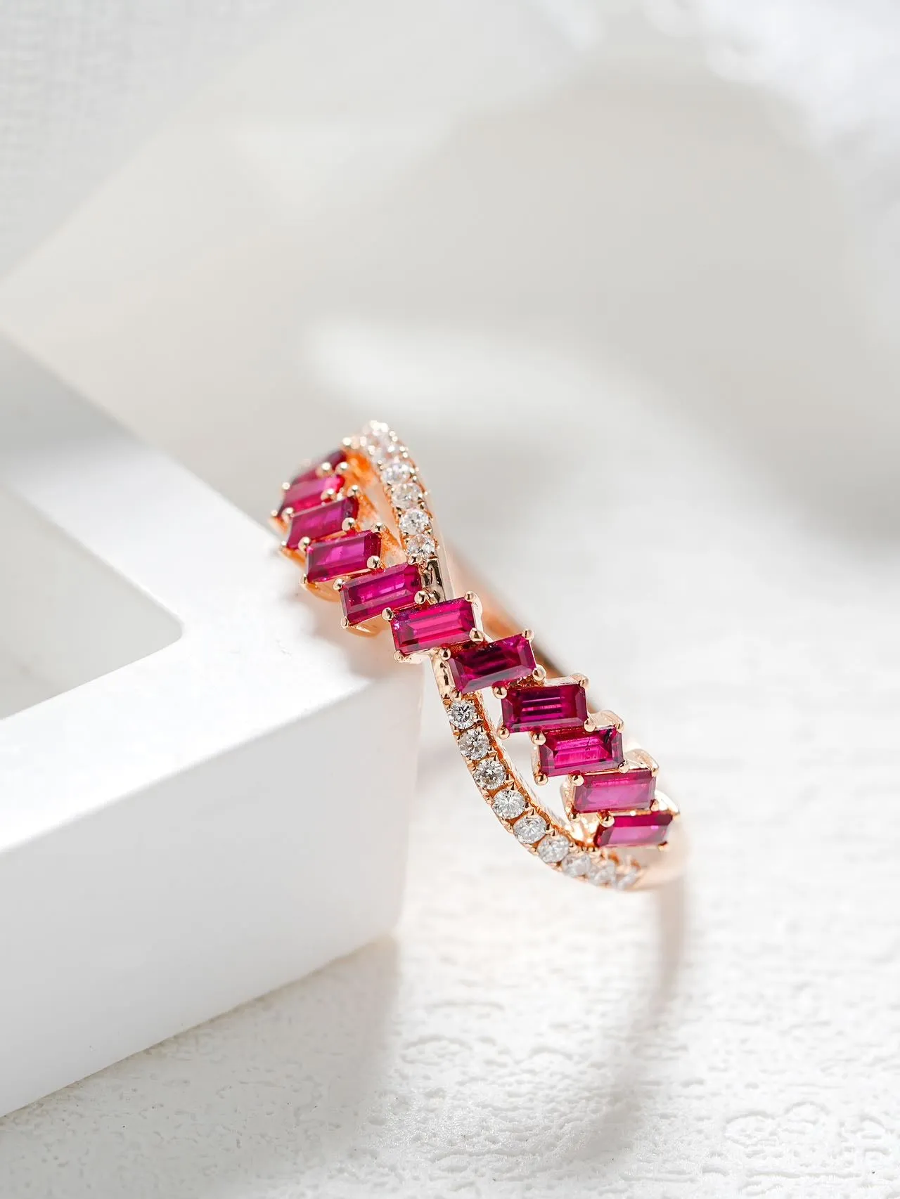 18K Gold Crosshatch Gradient Baguette Ring