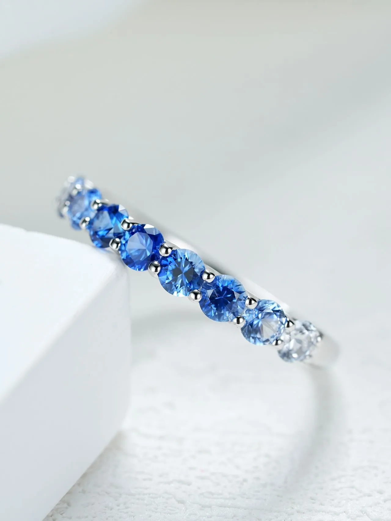 18K Gold Nine Princesses Round Cut Ring