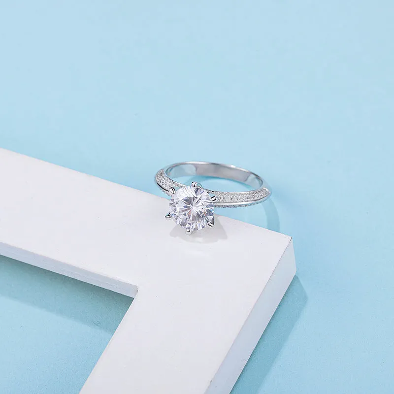 Classic Round Cut Moissanite Diamond Ring