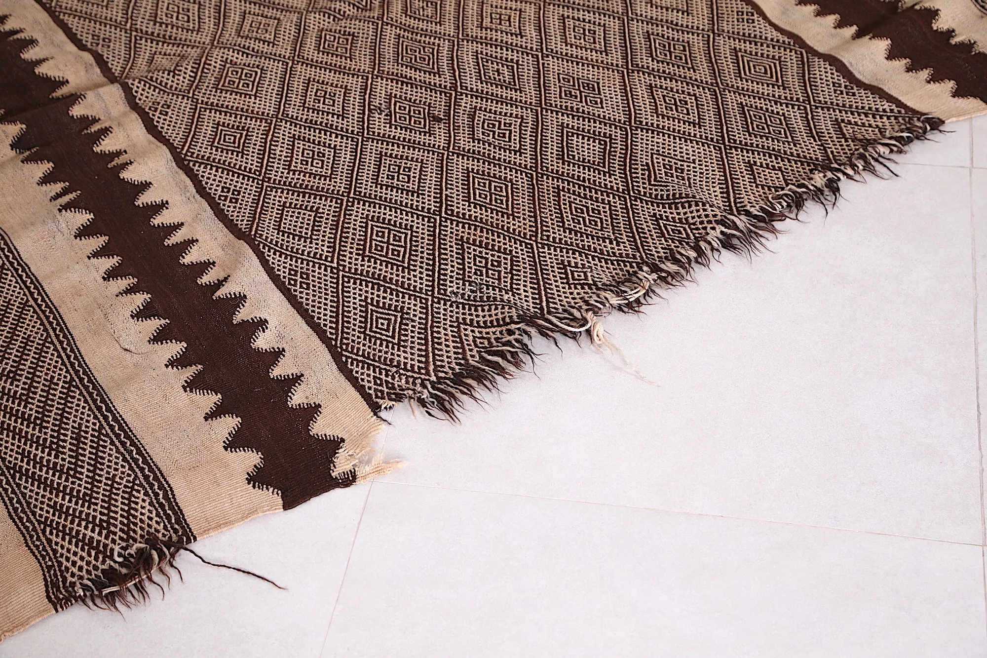 Hand Woven Moroccan Rug 4.7 ft x 10.3 ft - Vintage Berber Kilim