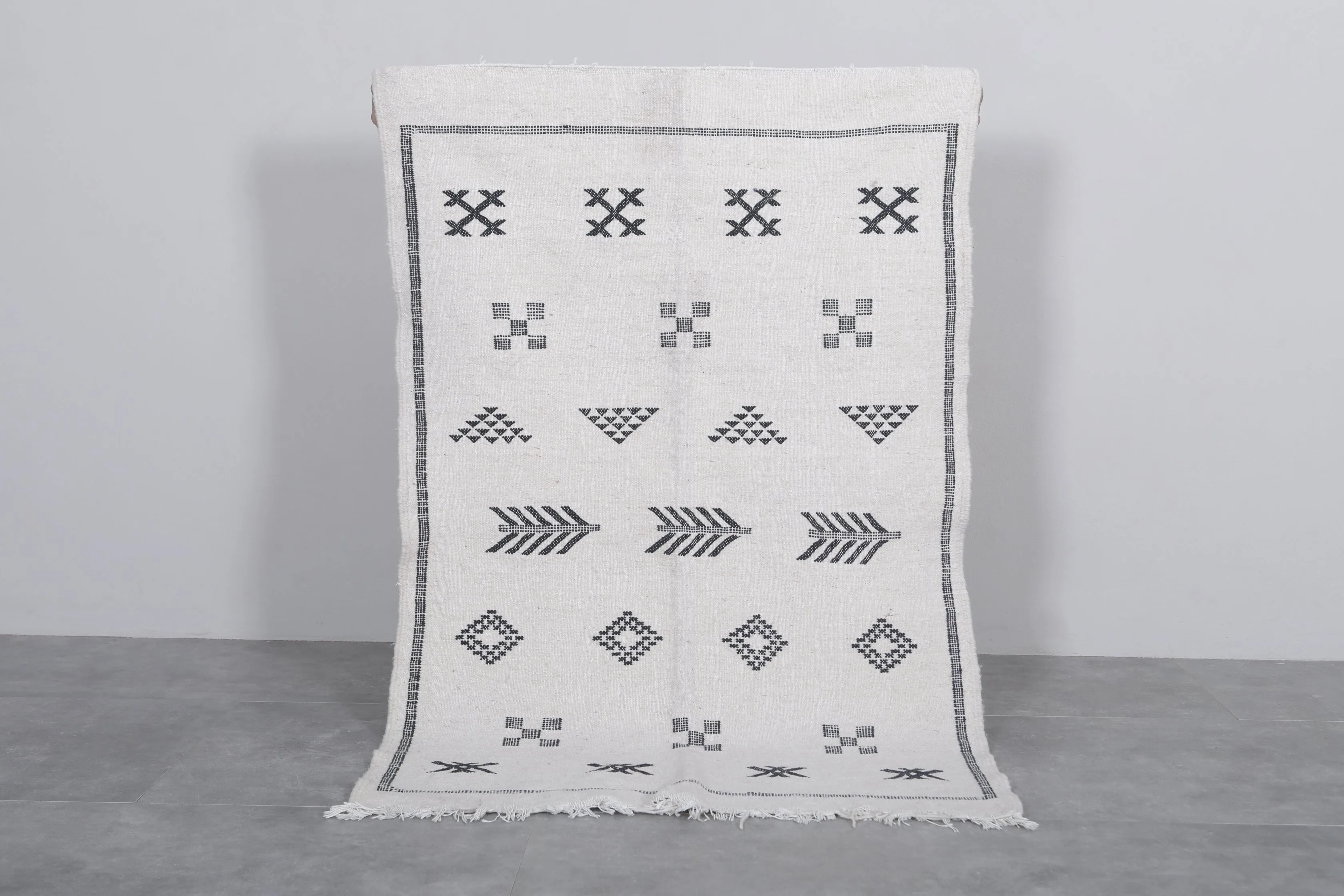 Handwoven Berber Kilim Rug - 3.2 FT X 5 FT | Moroccan Geometric Design