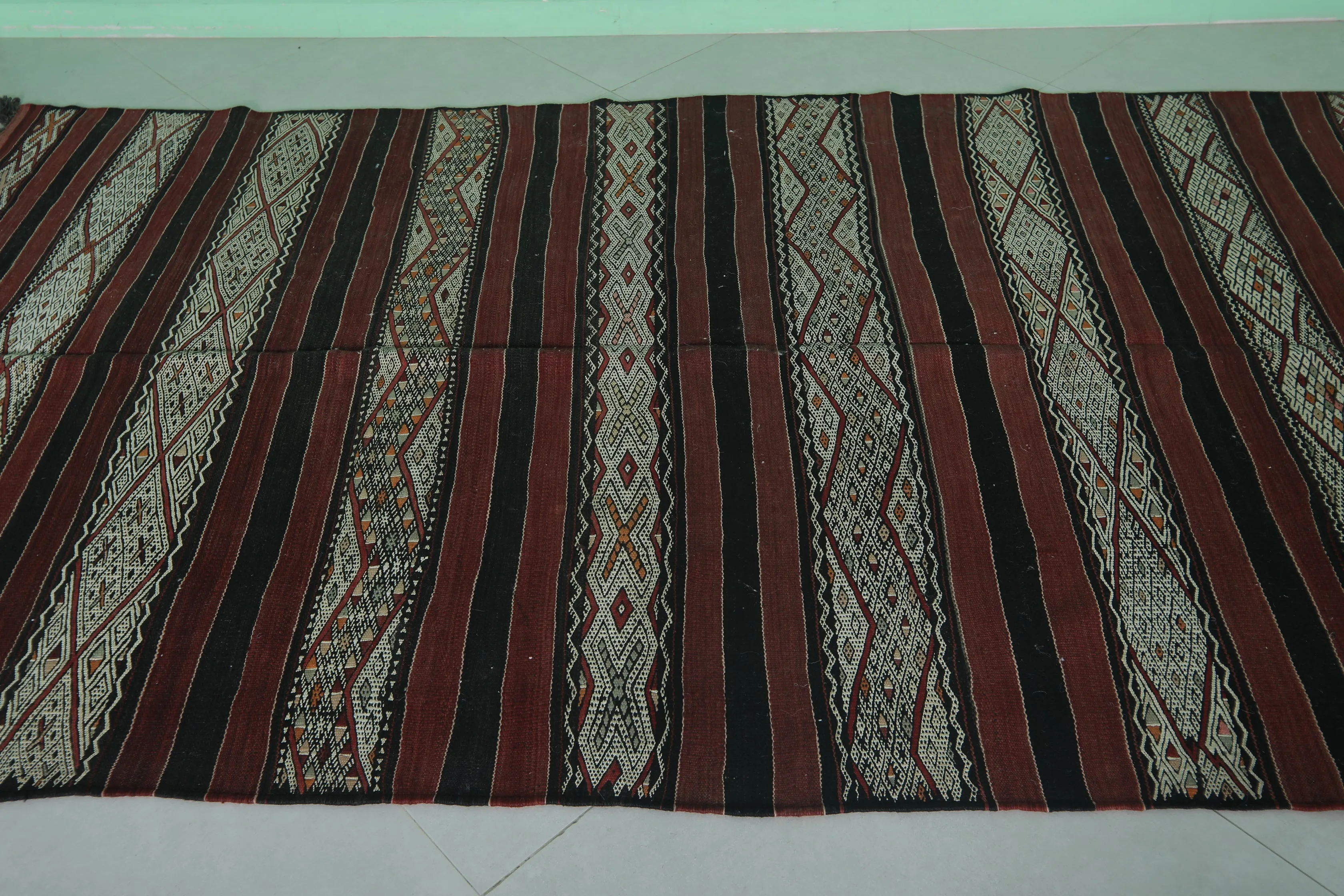 Handwoven Berber Kilim Rug - 5.1 ft x 8.6 ft | Moroccan Vintage Rug