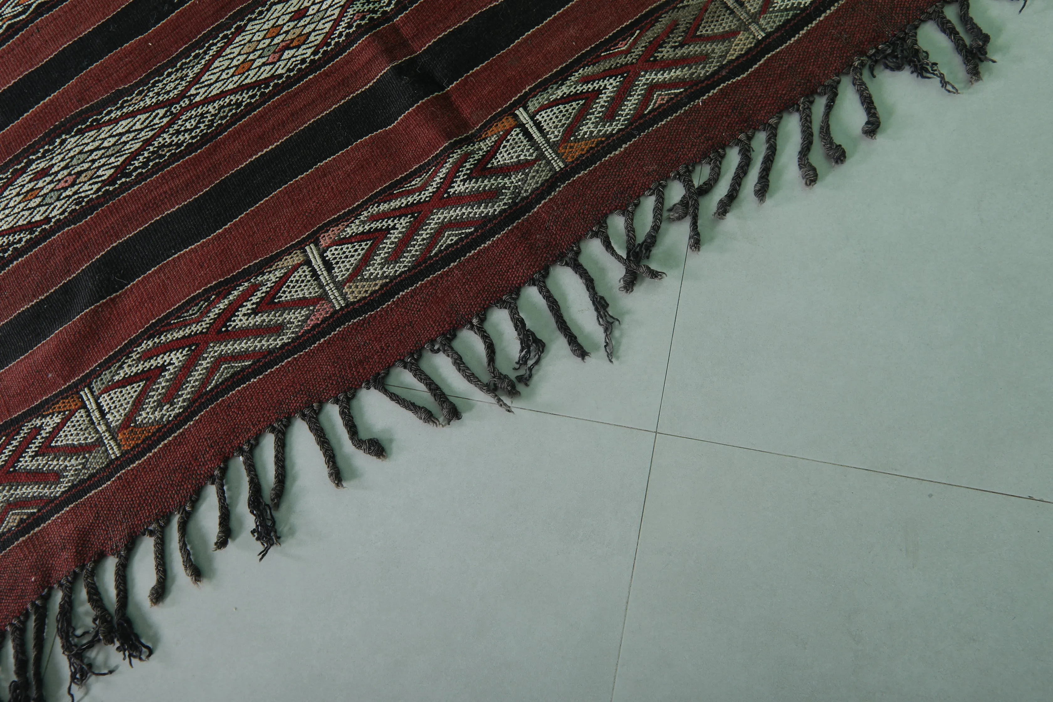 Handwoven Berber Kilim Rug - 5.1 ft x 8.6 ft | Moroccan Vintage Rug