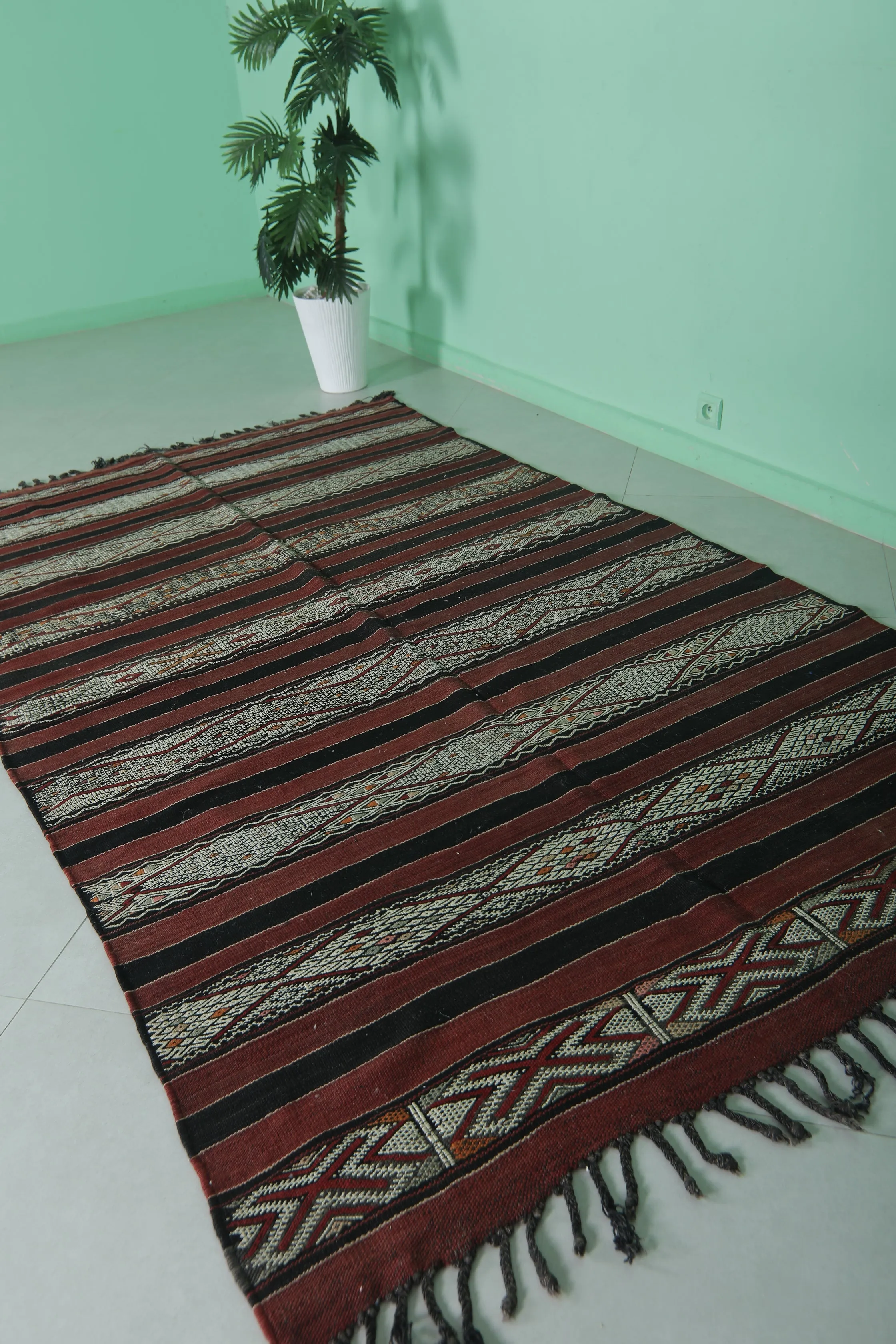 Handwoven Berber Kilim Rug - 5.1 ft x 8.6 ft | Moroccan Vintage Rug