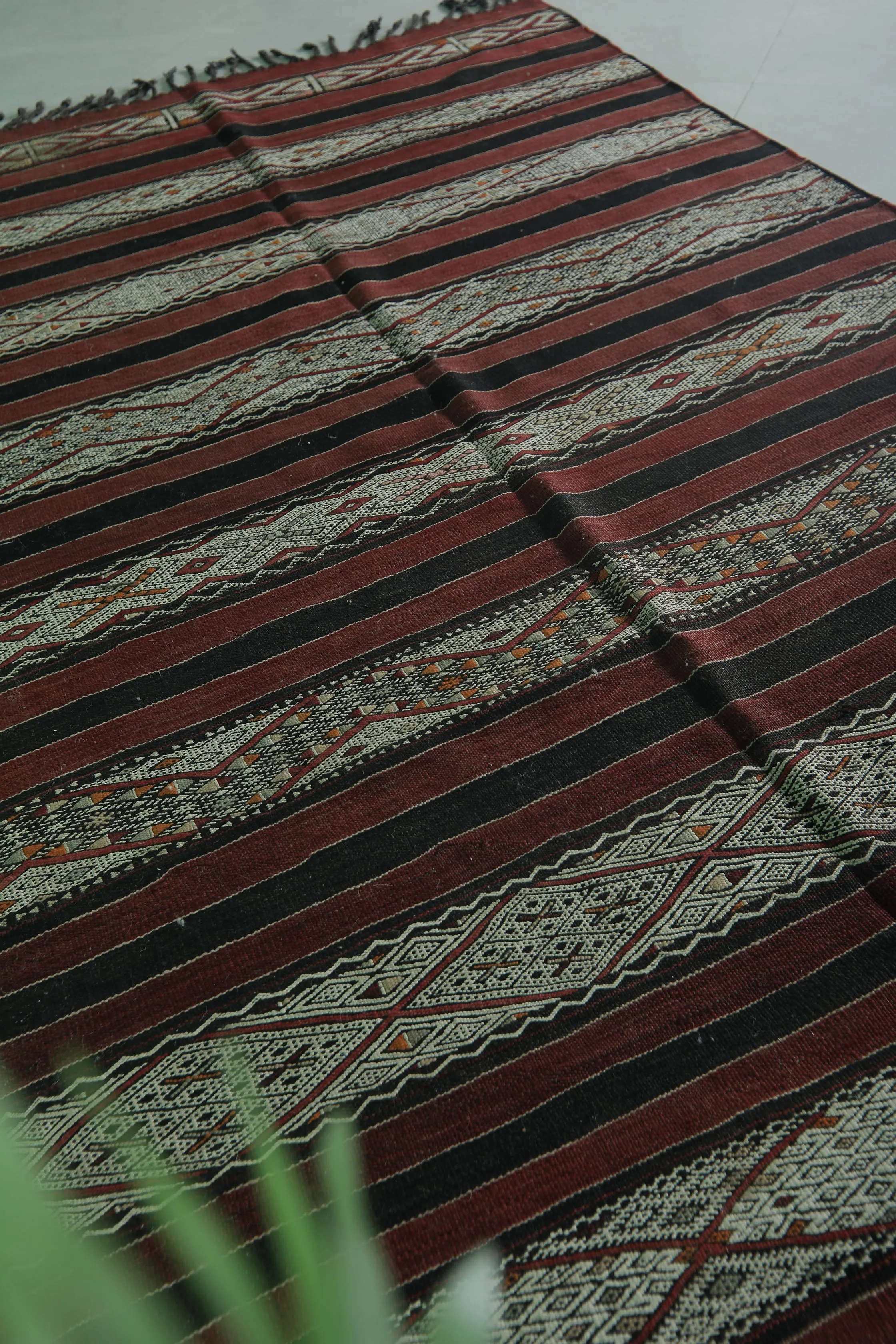 Handwoven Berber Kilim Rug - 5.1 ft x 8.6 ft | Moroccan Vintage Rug