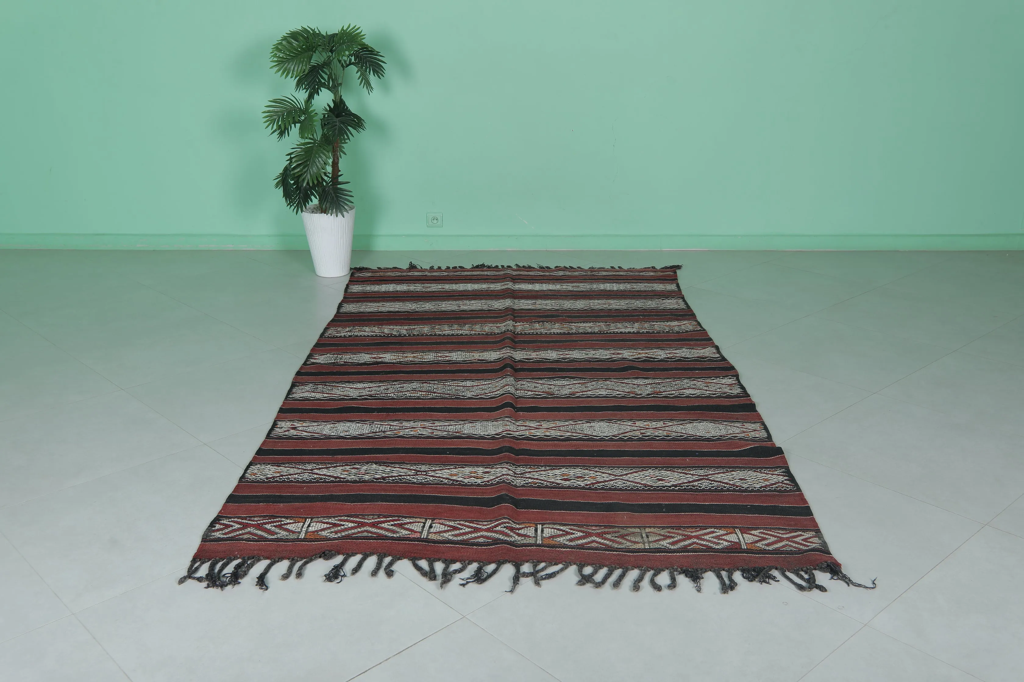 Handwoven Berber Kilim Rug - 5.1 ft x 8.6 ft | Moroccan Vintage Rug