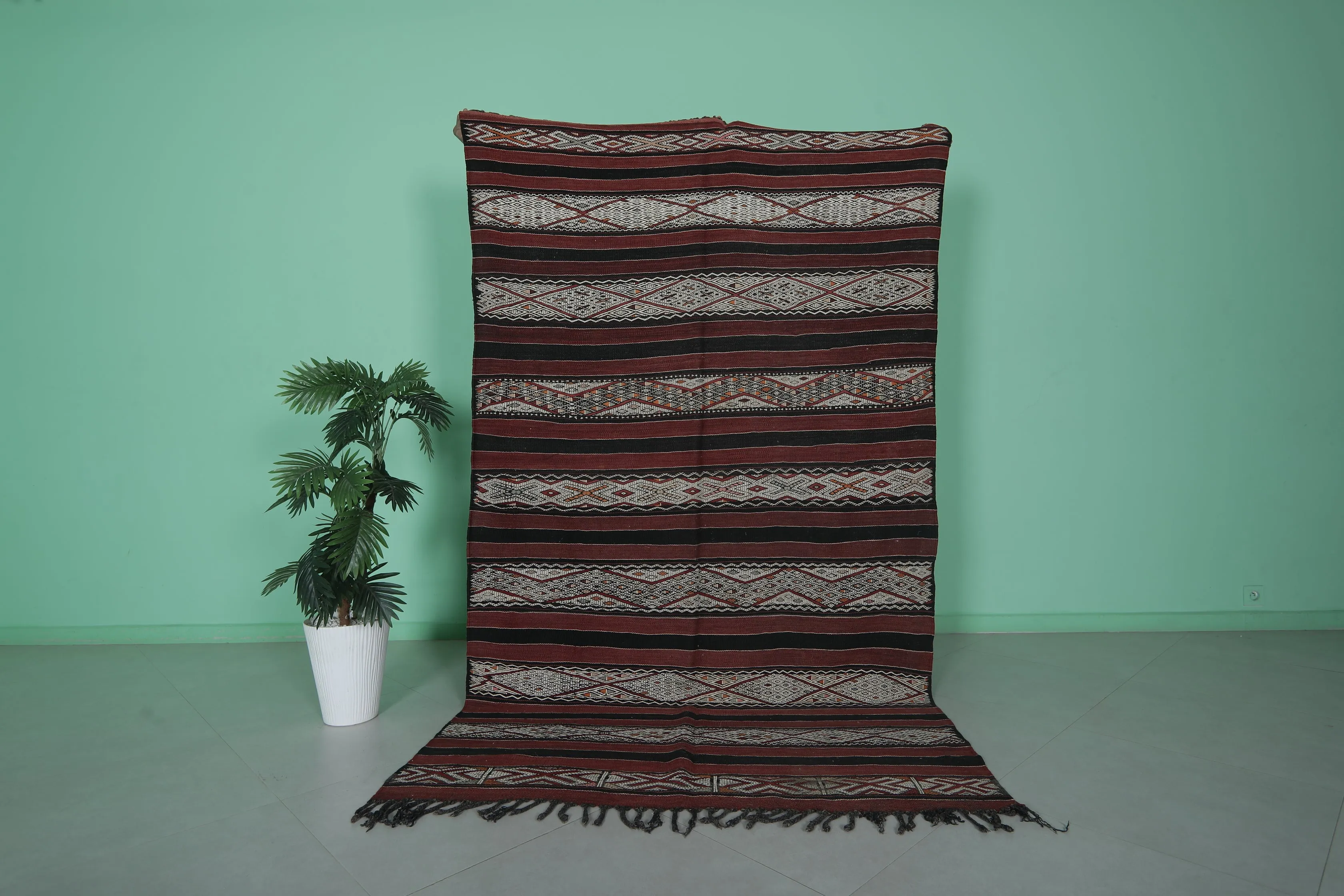 Handwoven Berber Kilim Rug - 5.1 ft x 8.6 ft | Moroccan Vintage Rug