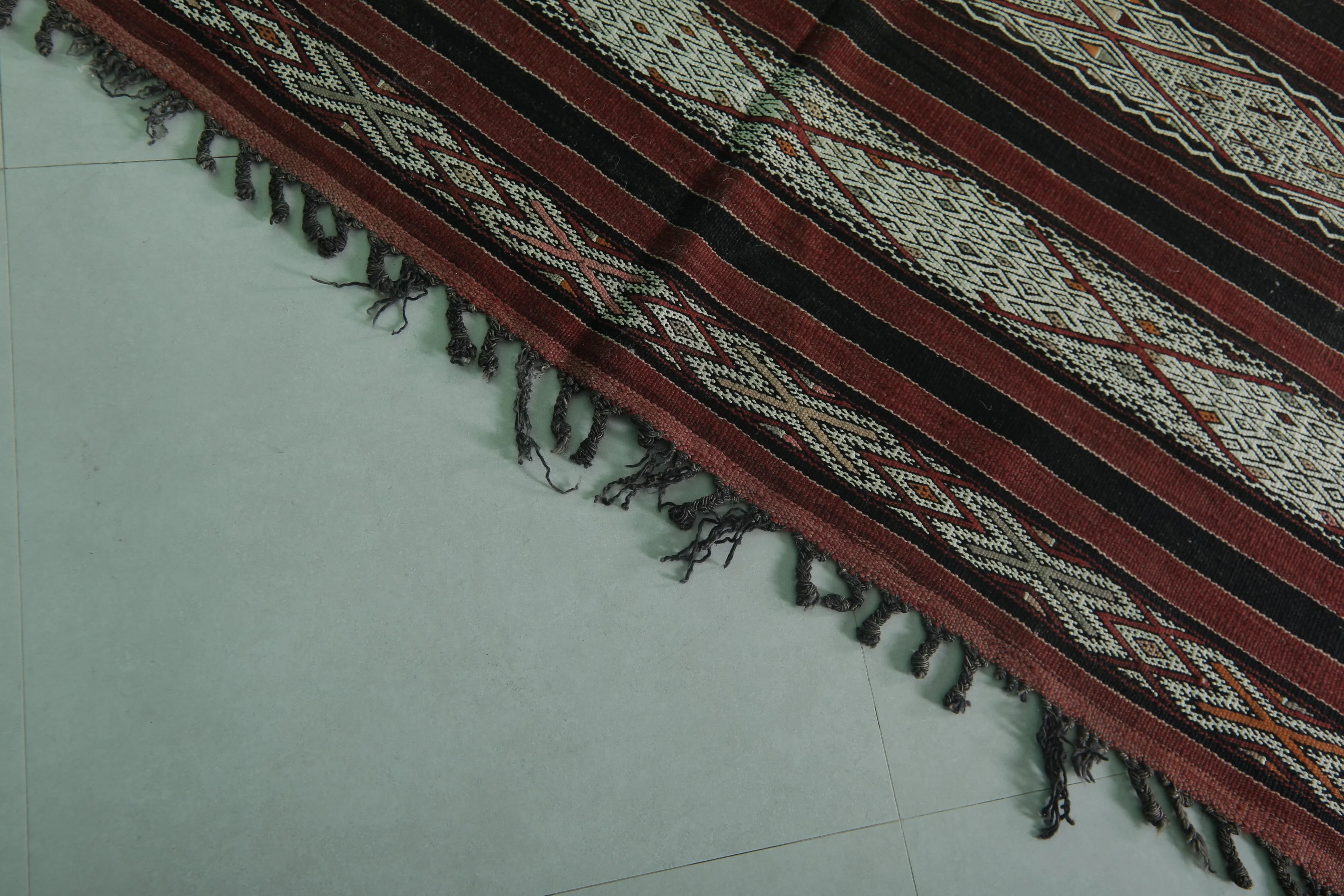 Handwoven Berber Kilim Rug - 5.1 ft x 8.6 ft | Moroccan Vintage Rug
