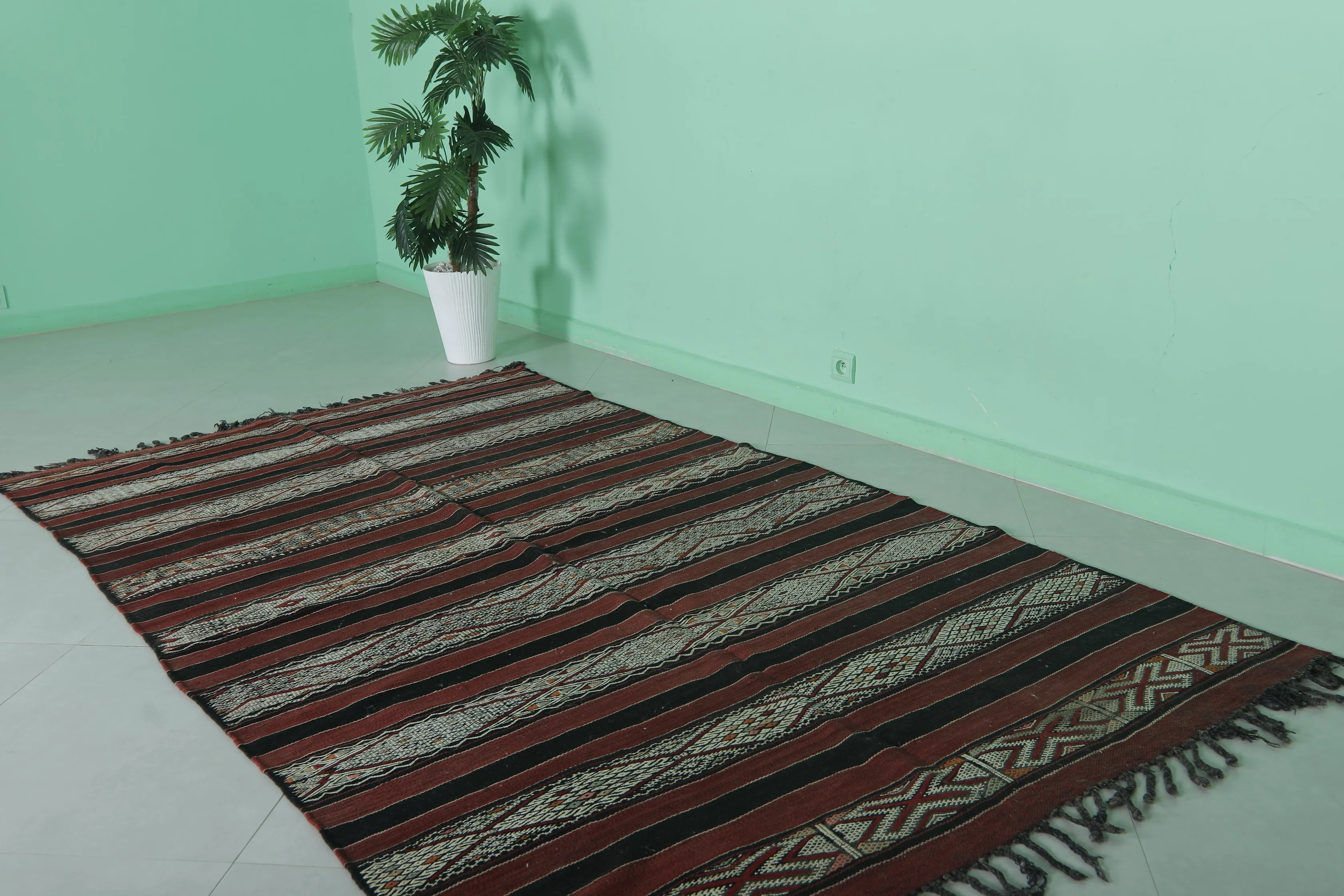 Handwoven Berber Kilim Rug - 5.1 ft x 8.6 ft | Moroccan Vintage Rug