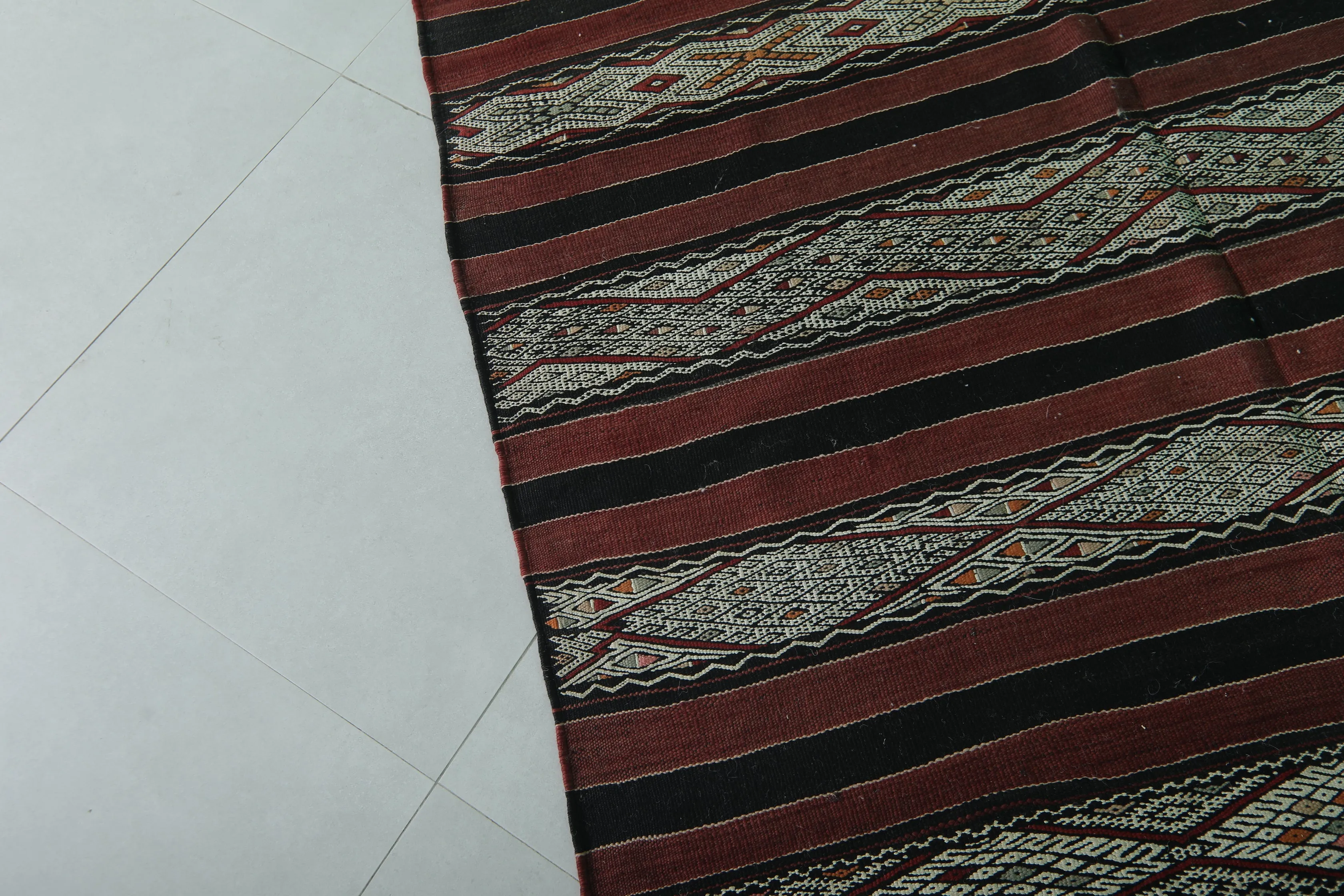 Handwoven Berber Kilim Rug - 5.1 ft x 8.6 ft | Moroccan Vintage Rug