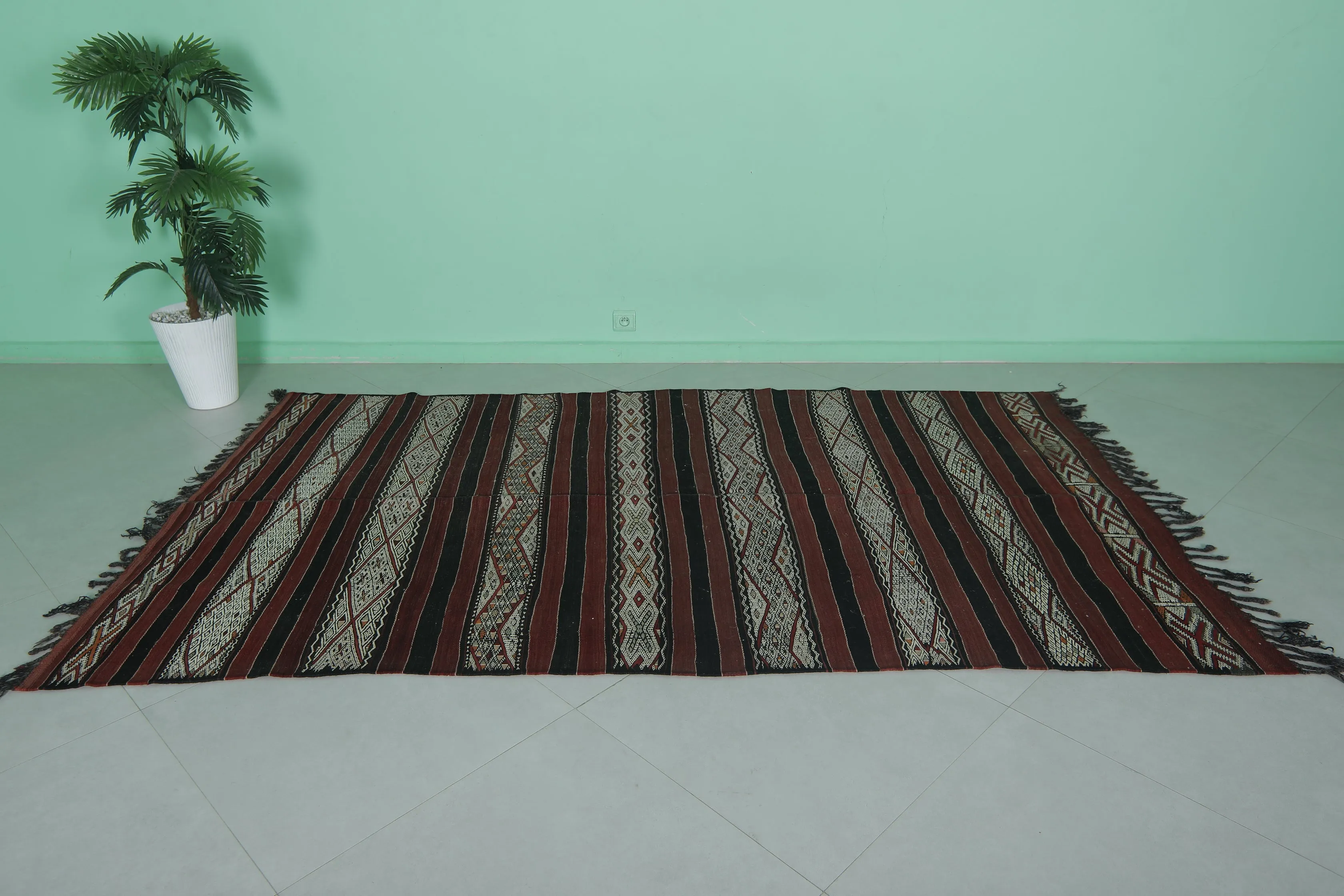 Handwoven Berber Kilim Rug - 5.1 ft x 8.6 ft | Moroccan Vintage Rug