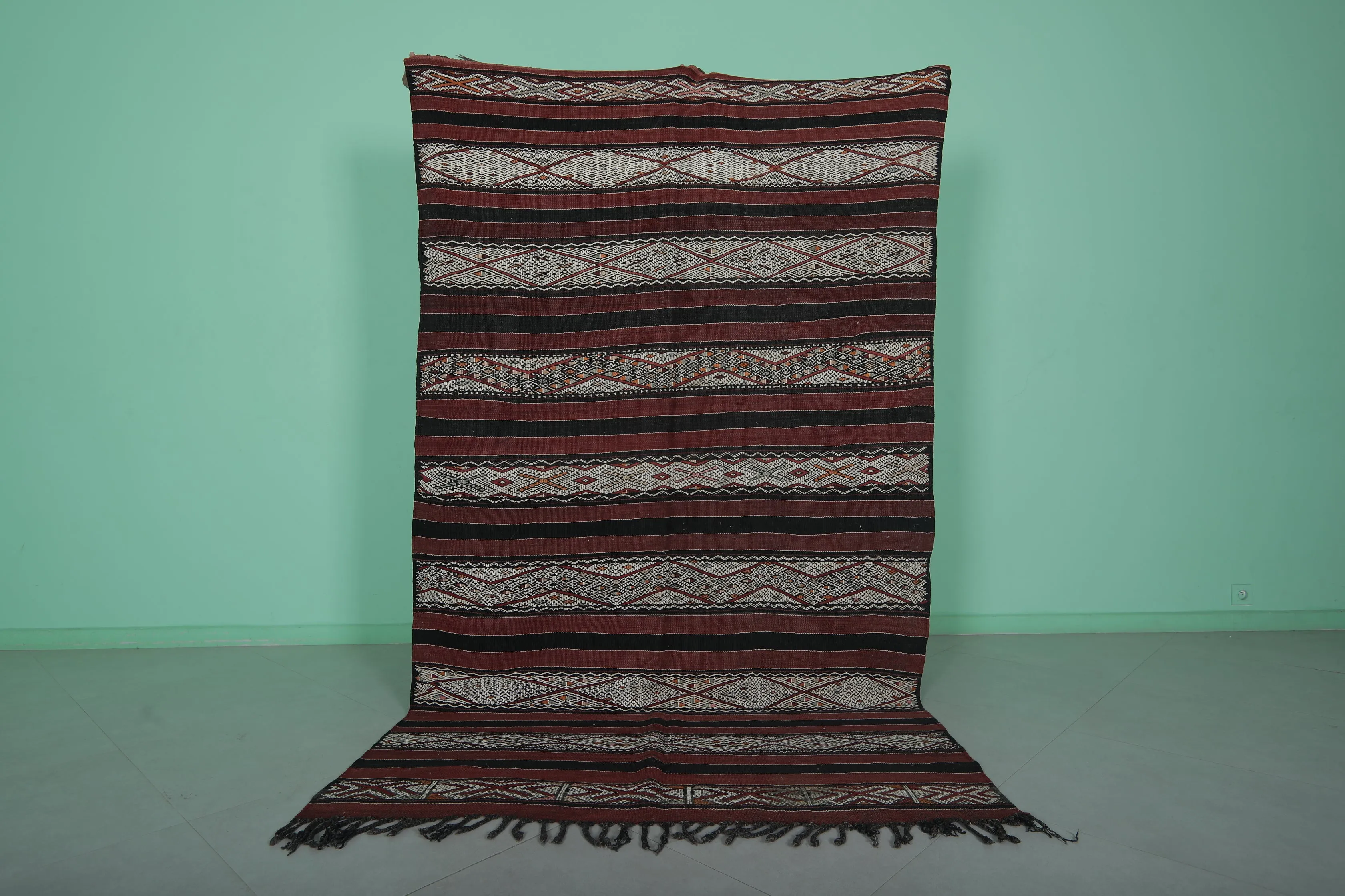 Handwoven Berber Kilim Rug - 5.1 ft x 8.6 ft | Moroccan Vintage Rug