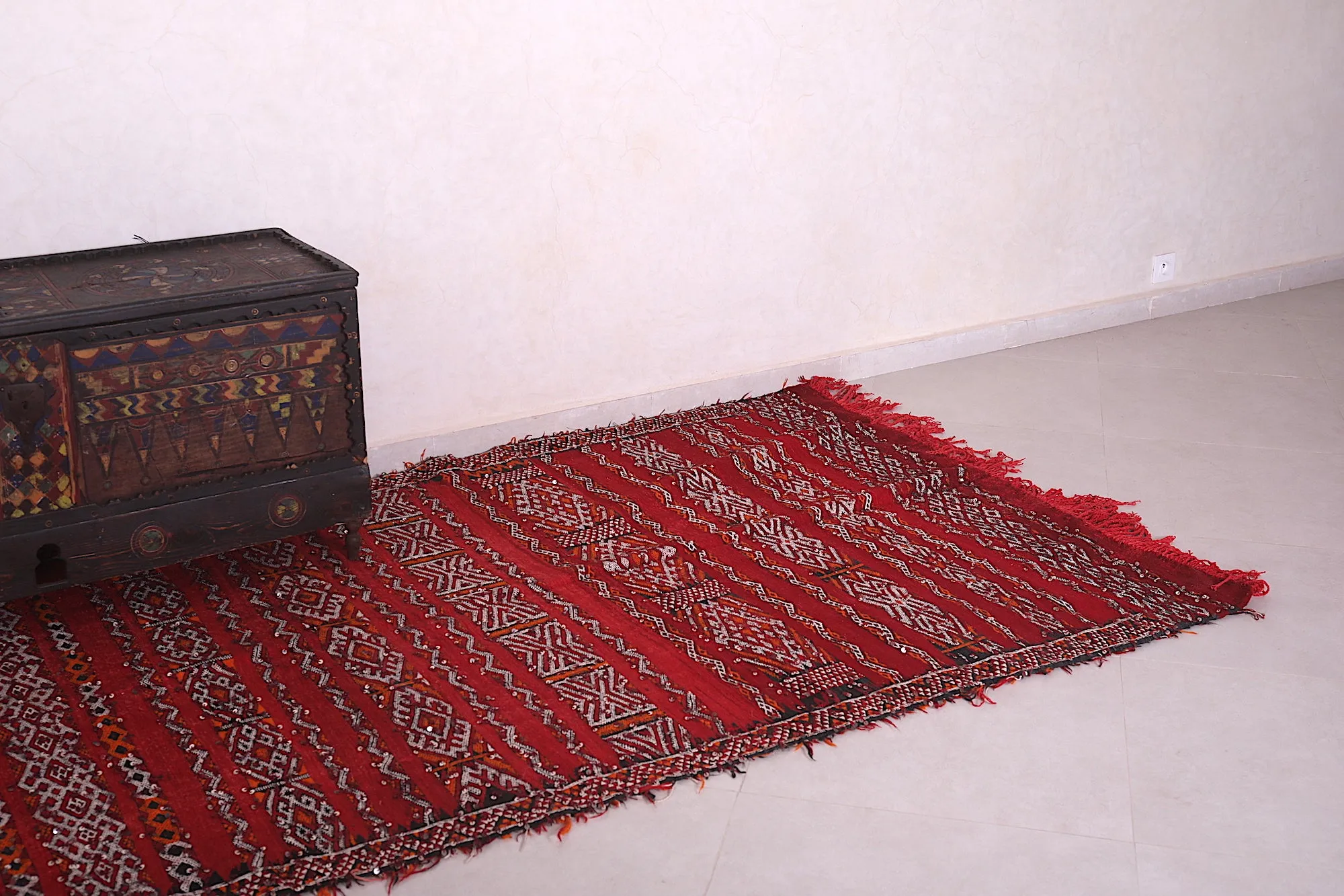 Handwoven Moroccan Kilim Rug - Red Tribal Pattern (4.6 FT X 10.1 FT)