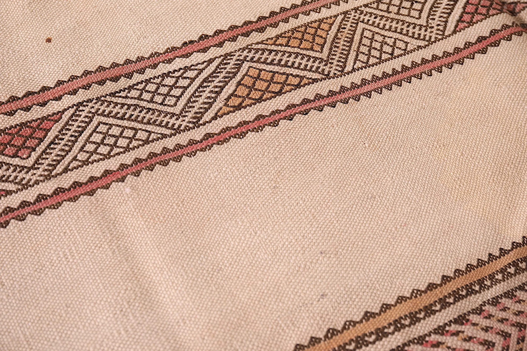 Large Moroccan Kilim Rug - 5.5 FT X 10.3 FT | Neutral Tones with Berber Design