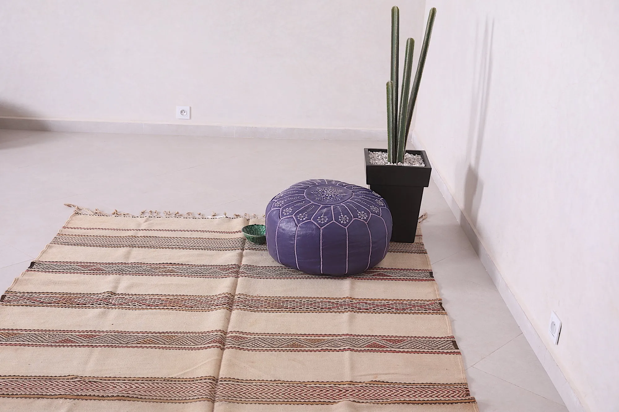 Large Moroccan Kilim Rug - 5.5 FT X 10.3 FT | Neutral Tones with Berber Design