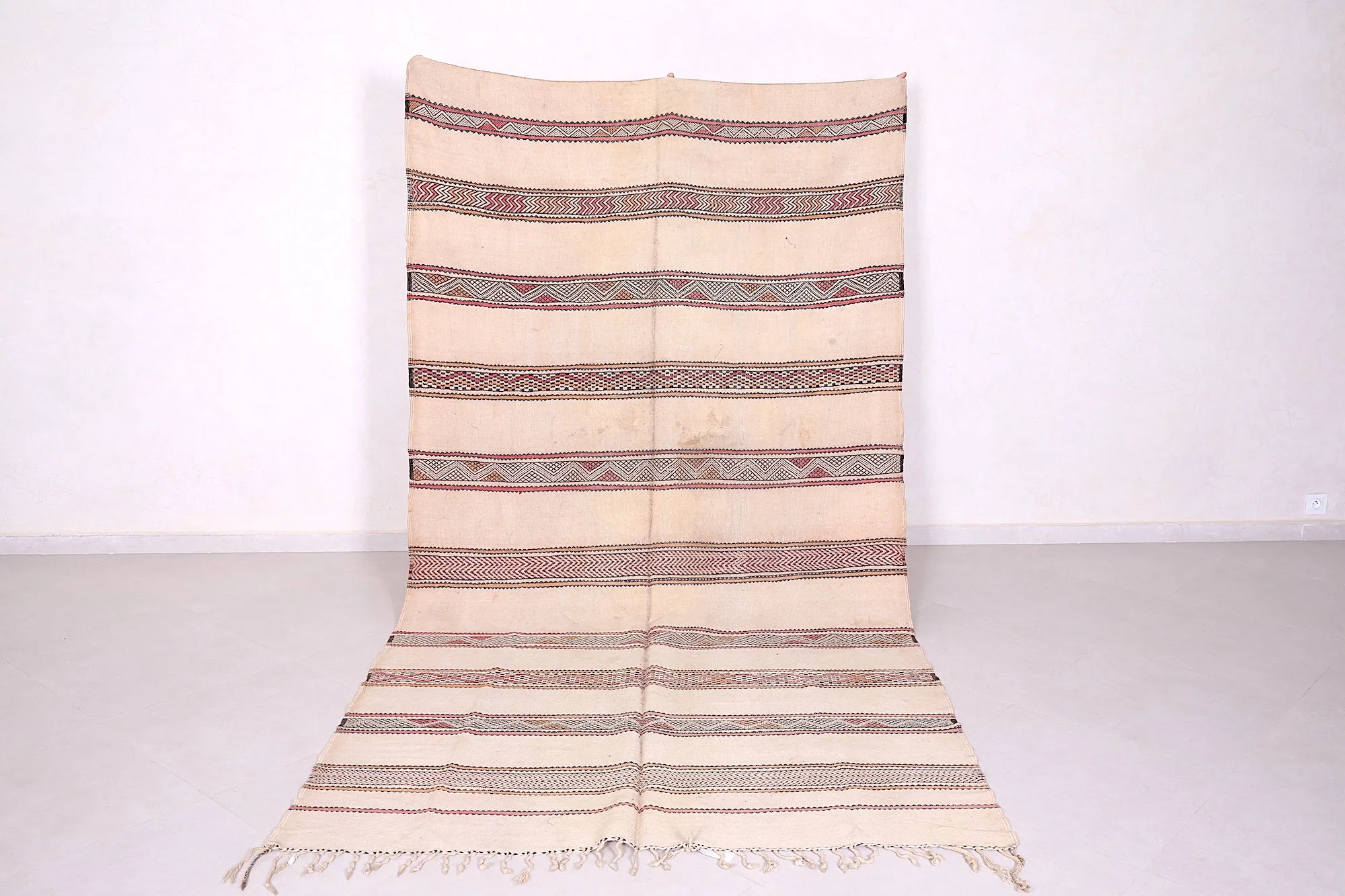 Large Moroccan Kilim Rug - 5.5 FT X 10.3 FT | Neutral Tones with Berber Design