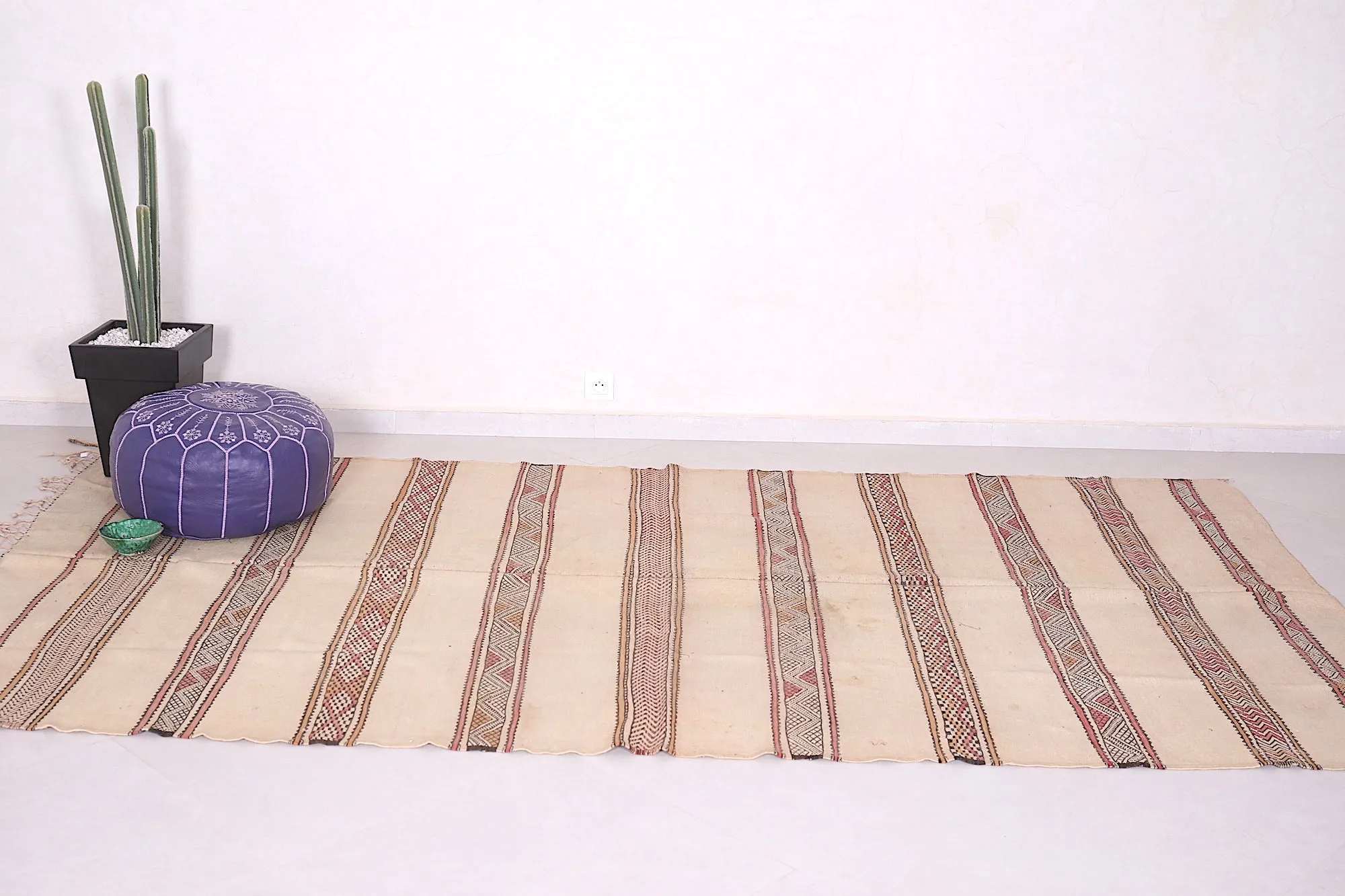 Large Moroccan Kilim Rug - 5.5 FT X 10.3 FT | Neutral Tones with Berber Design