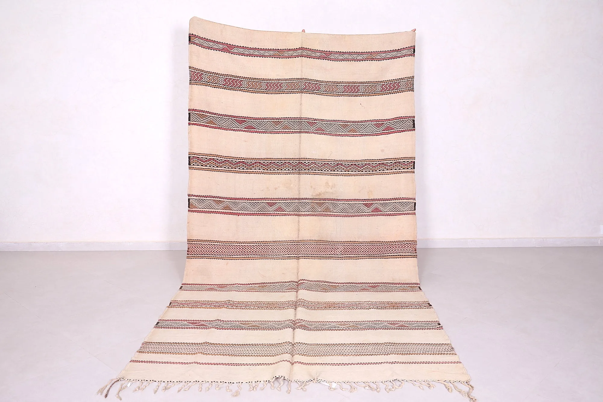 Large Moroccan Kilim Rug - 5.5 FT X 10.3 FT | Neutral Tones with Berber Design