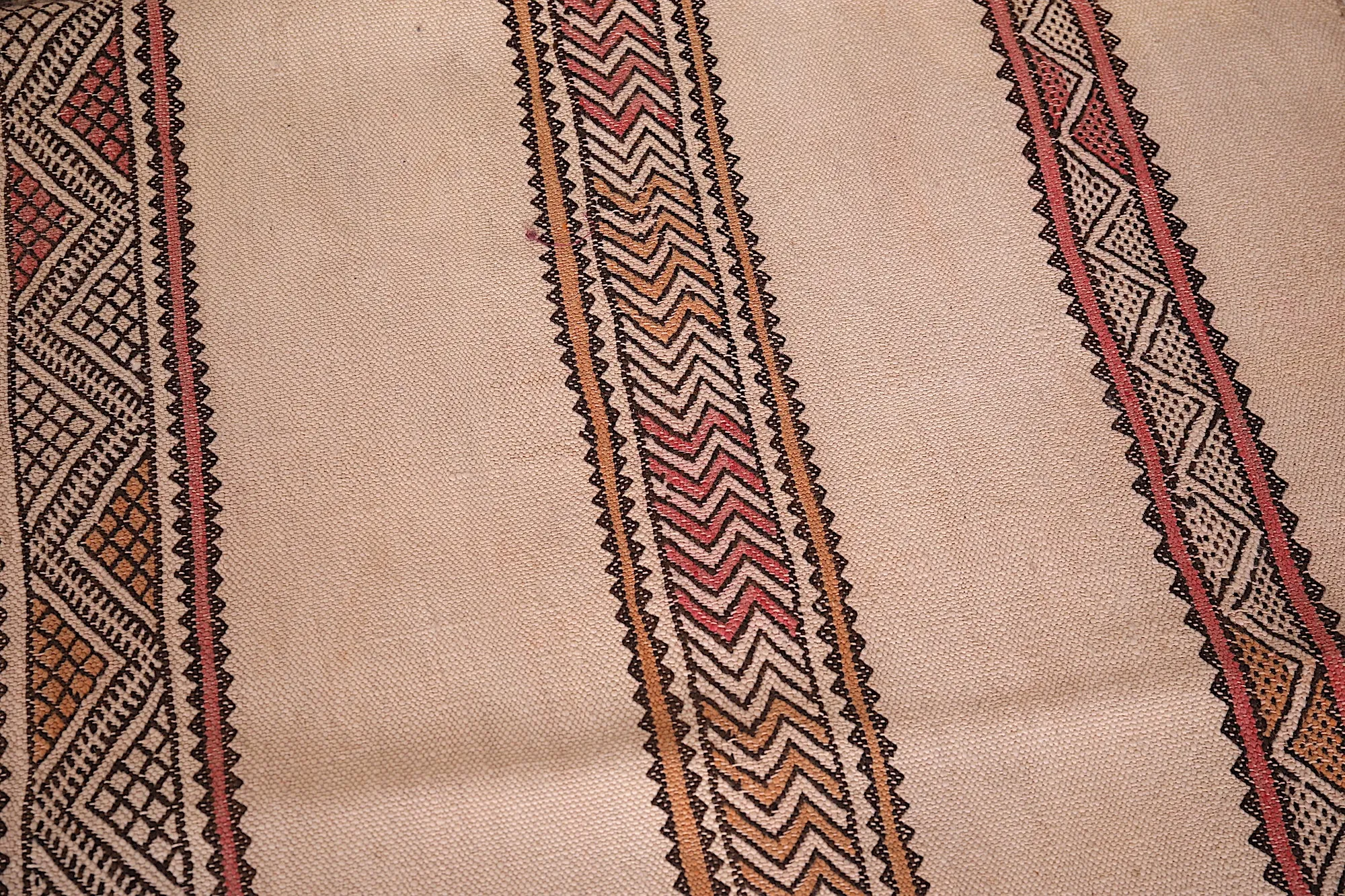 Large Moroccan Kilim Rug - 5.5 FT X 10.3 FT | Neutral Tones with Berber Design