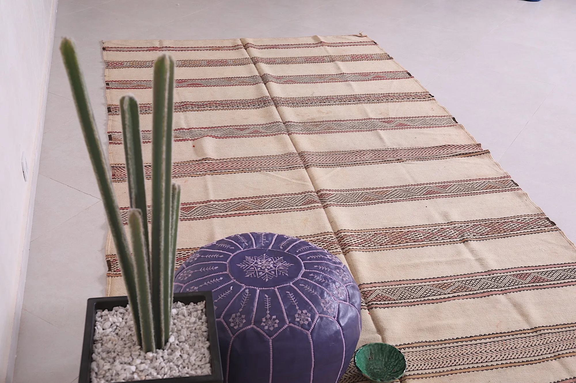 Large Moroccan Kilim Rug - 5.5 FT X 10.3 FT | Neutral Tones with Berber Design