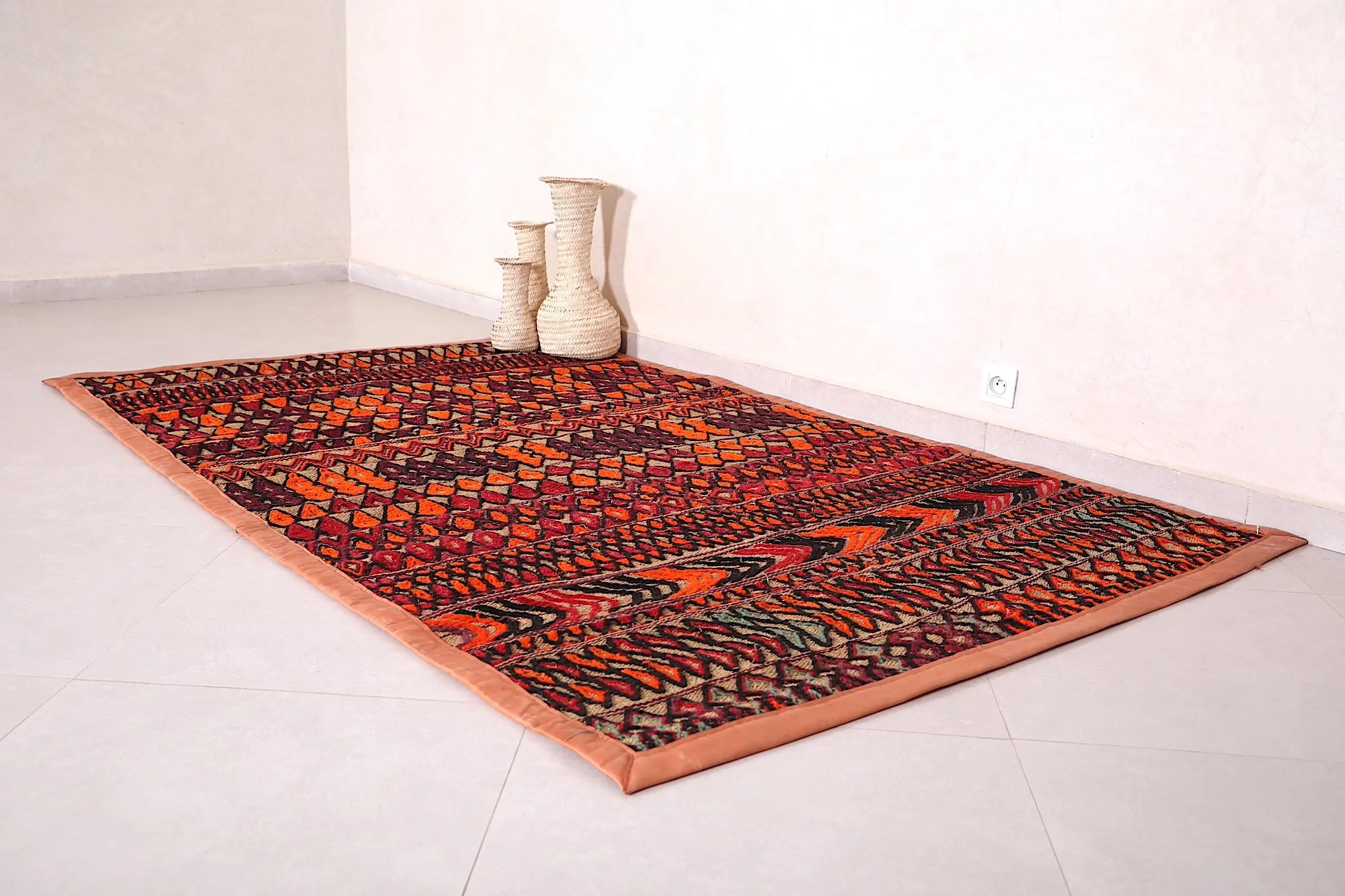 Moroccan rug  4.9 FT X 8 FT