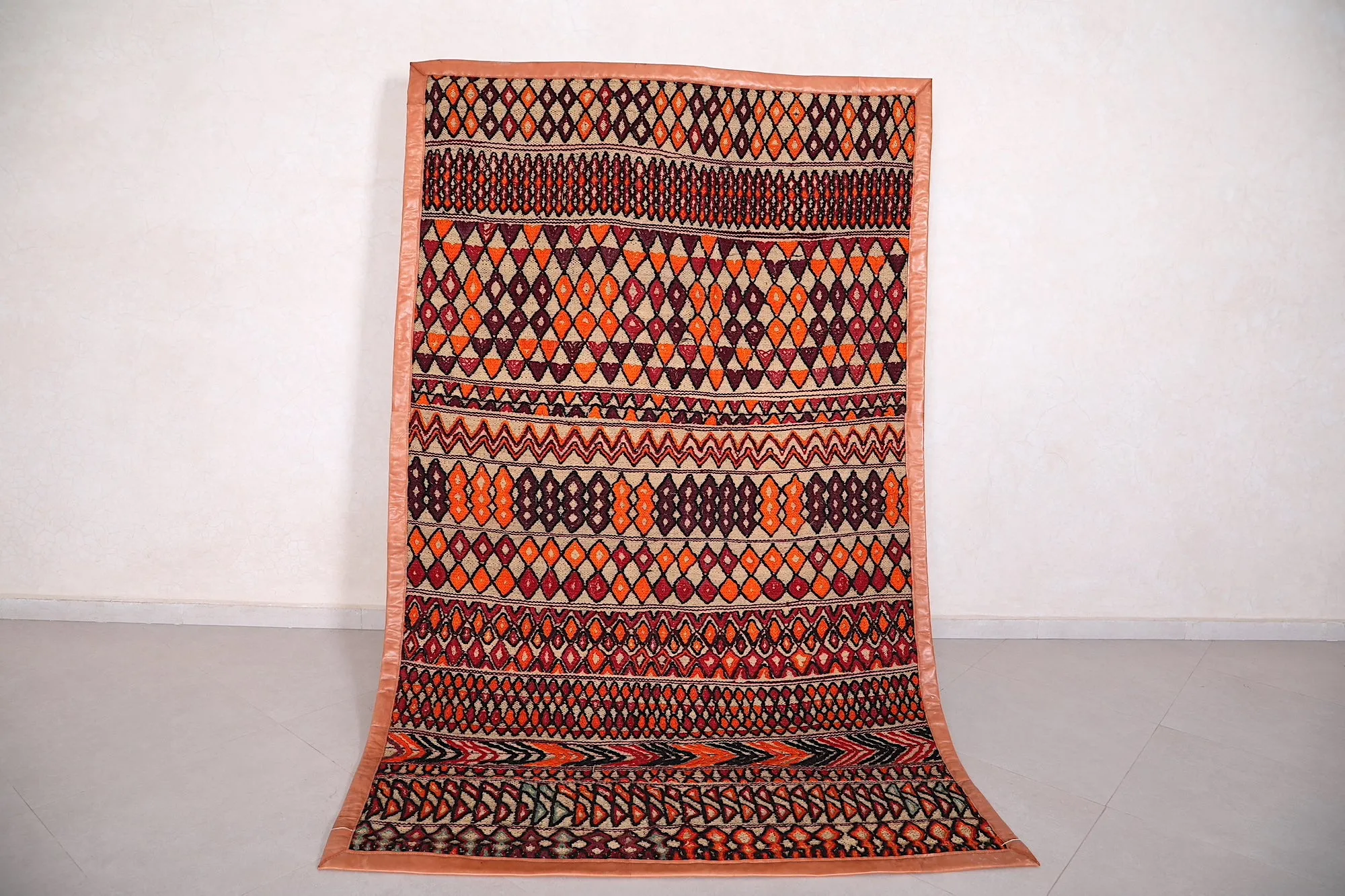 Moroccan rug  4.9 FT X 8 FT