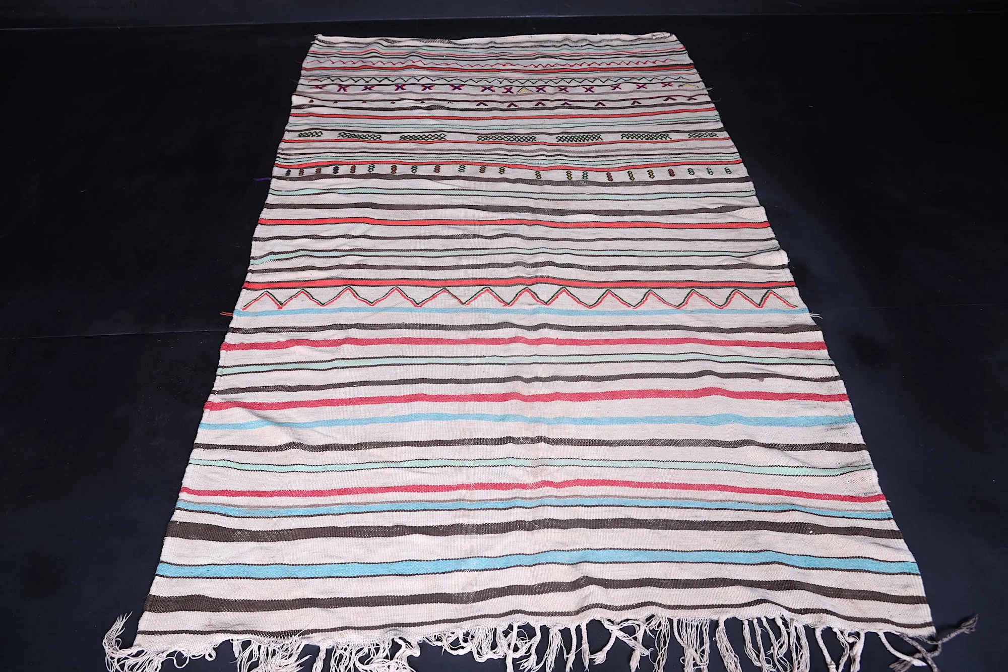 Moroccan Rug 4.9 FT x 8.3 FT – Handwoven Boho Chic Carpet