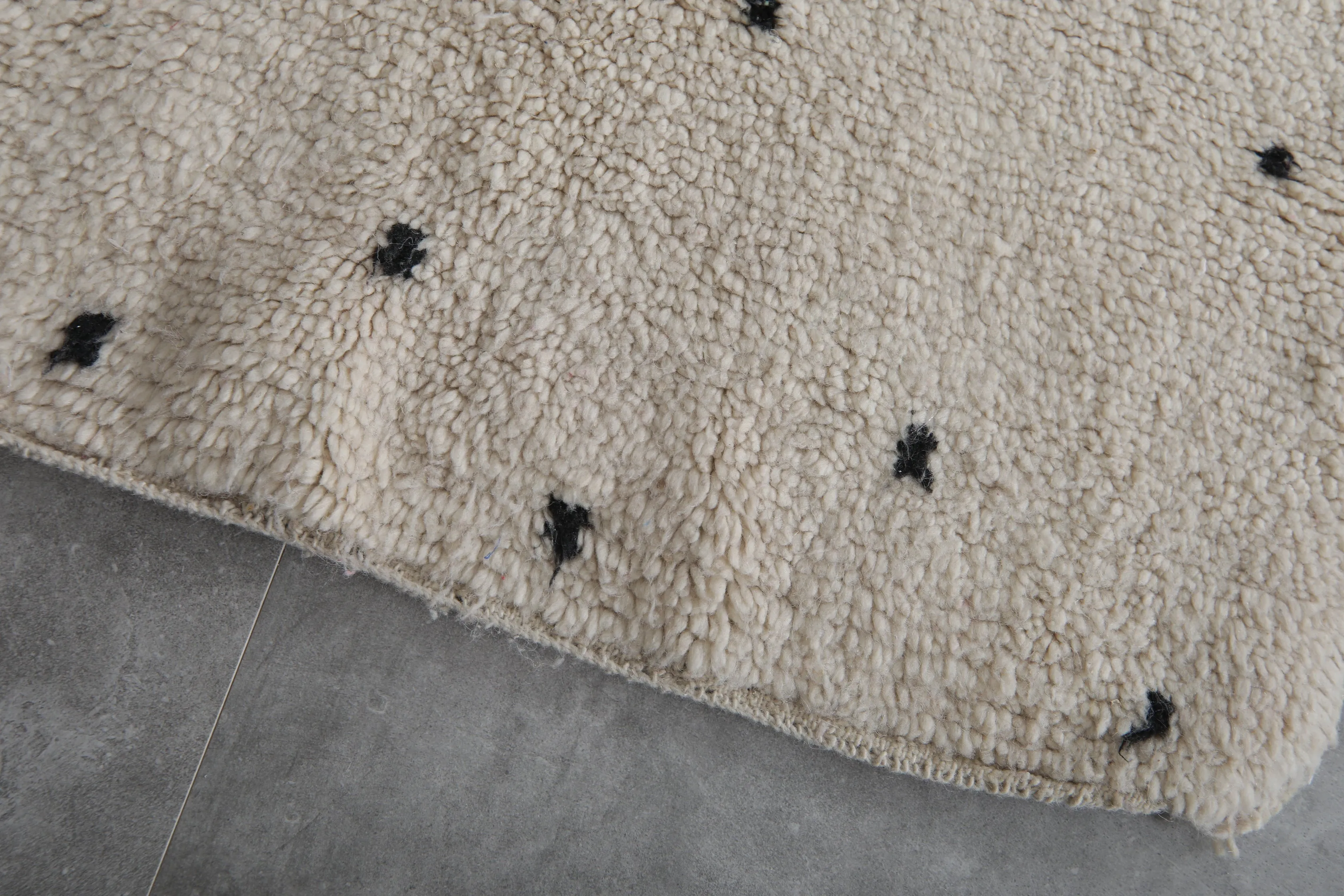 Moroccan Vintage Rug 2.8 x 4.4 ft - Dotted Area Rug