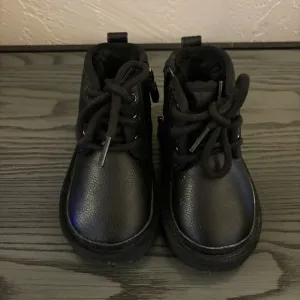 NEW! UGG Unisex-Child Neumel Boot, Black Leather, 6 Toddler - 1166