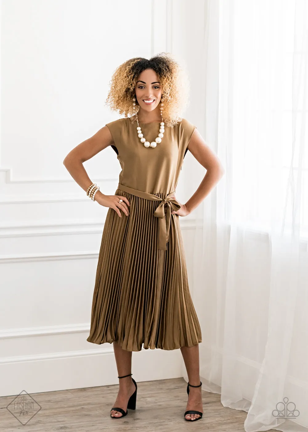 Paparazzi - Fiercely 5th Avenue - Pearl Set -Fashion Fix 10-20