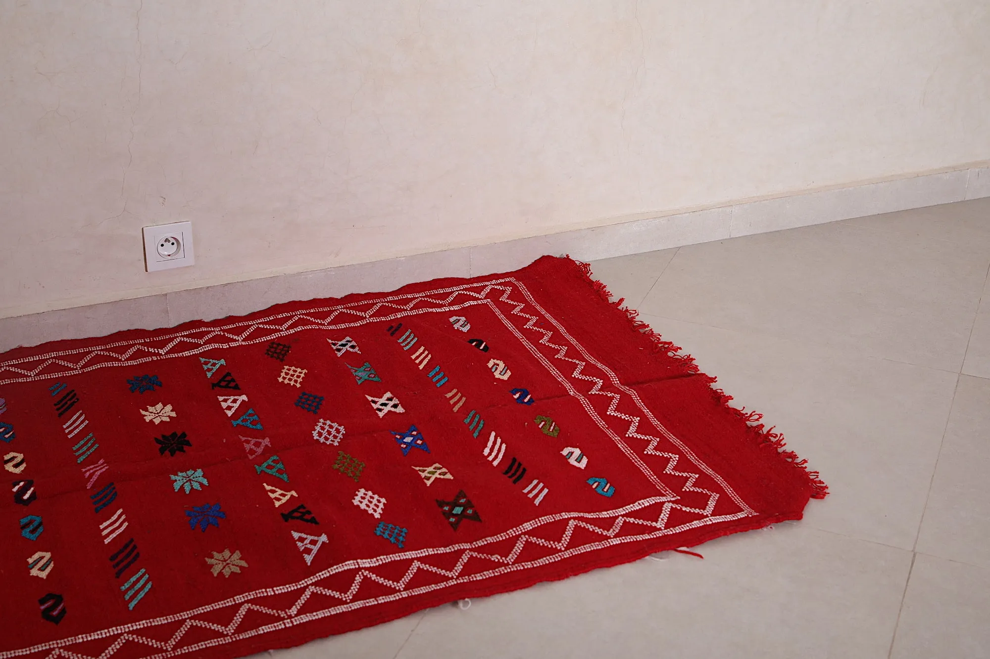 Red Handwoven Moroccan Rug - Kilim 3.1 FT X 4.6 FT