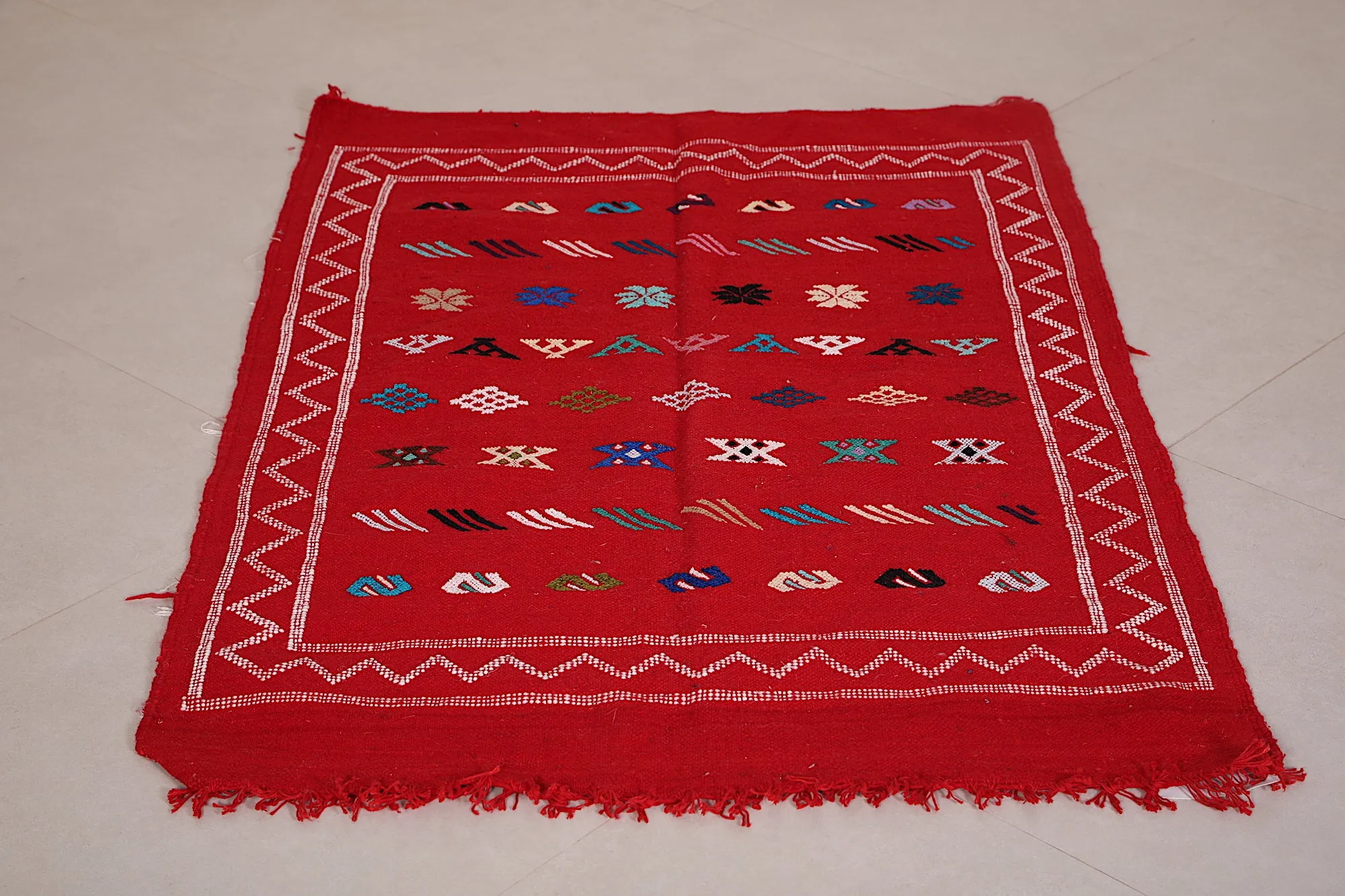Red Handwoven Moroccan Rug - Kilim 3.1 FT X 4.6 FT