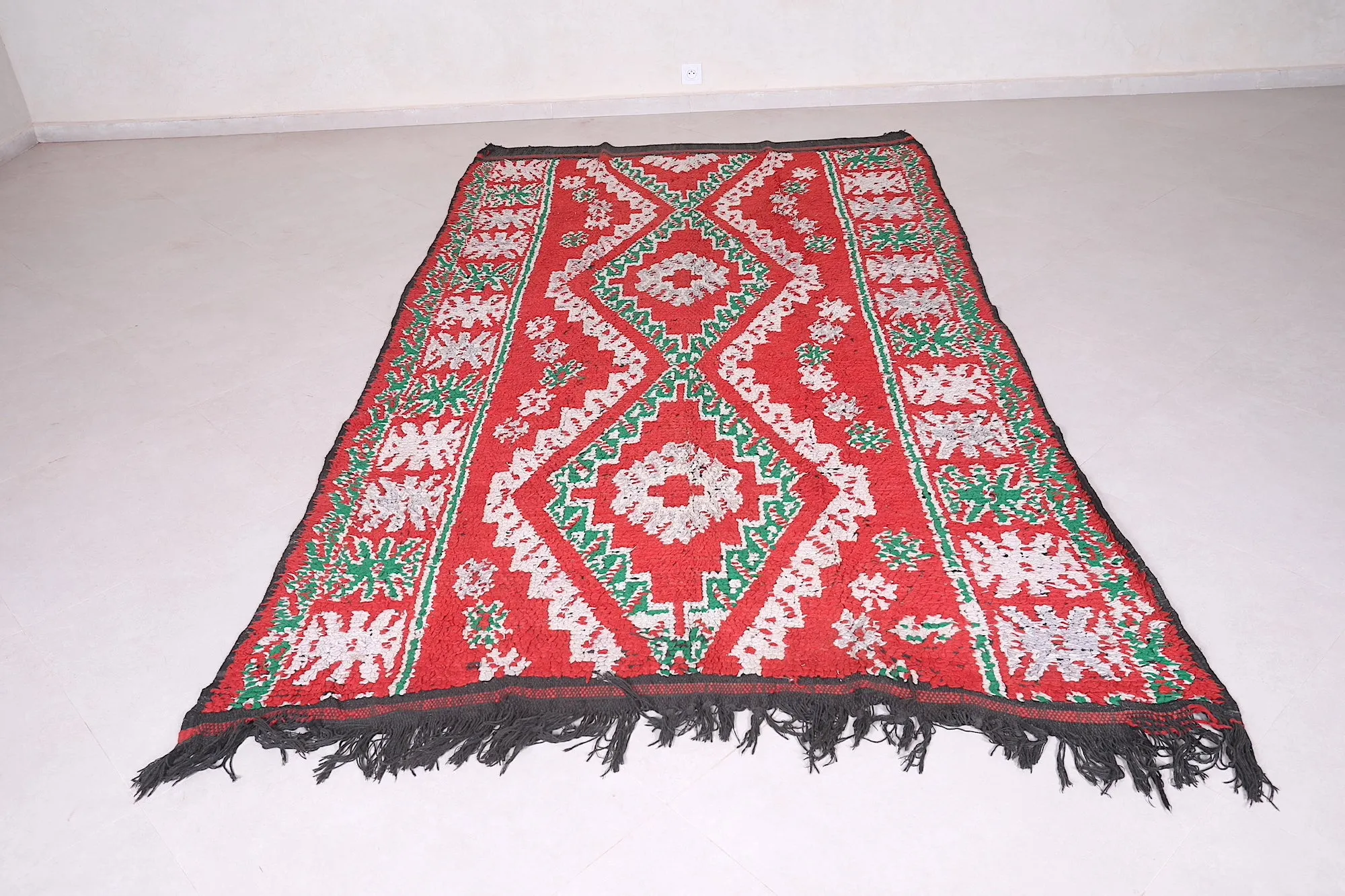 Traditional Moroccan Rug 5.6 x 9.8 FT - Red and Green Elegance