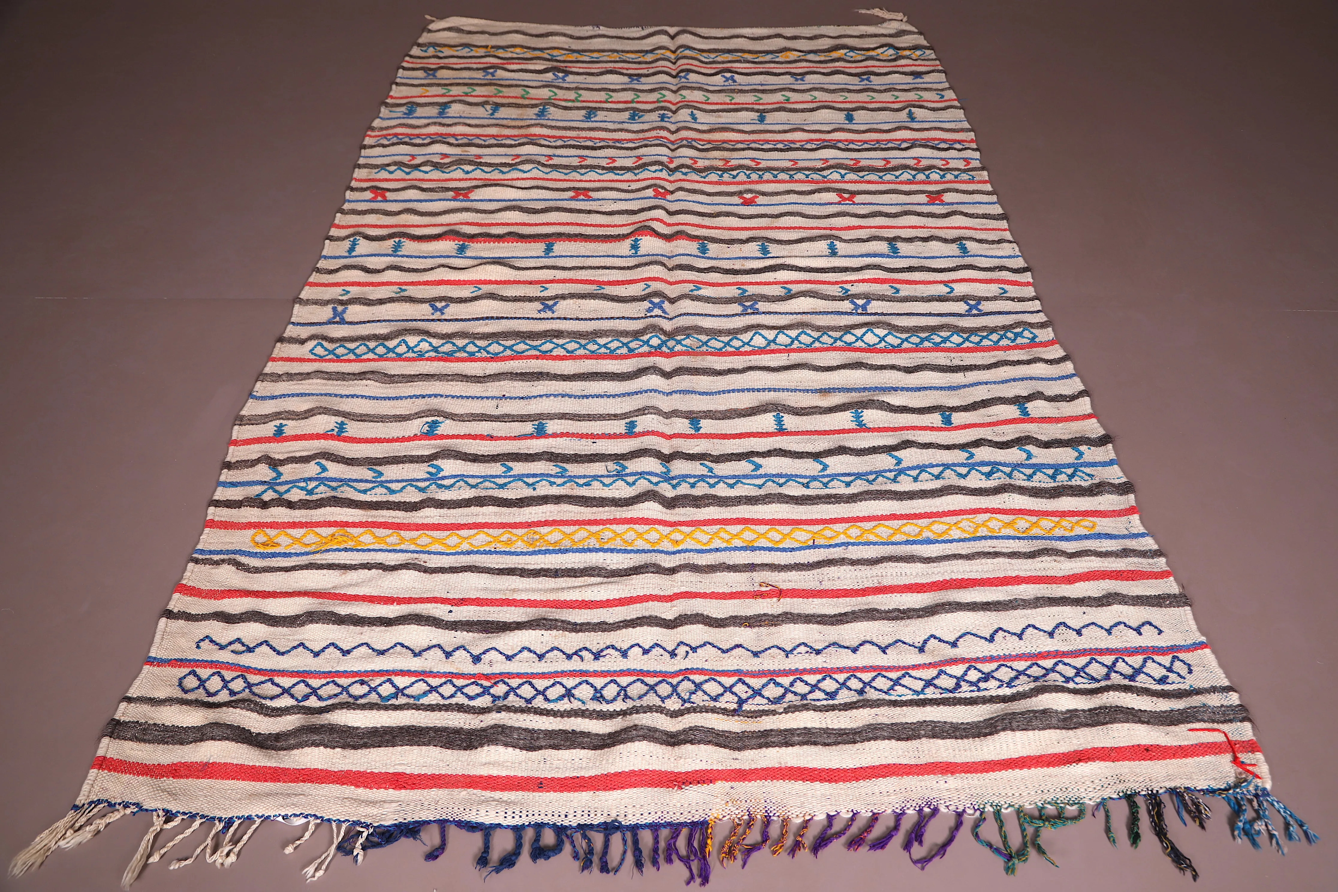 Vibrant Handwoven Moroccan Kilim Rug - 4.9x8.3 ft Tribal Design