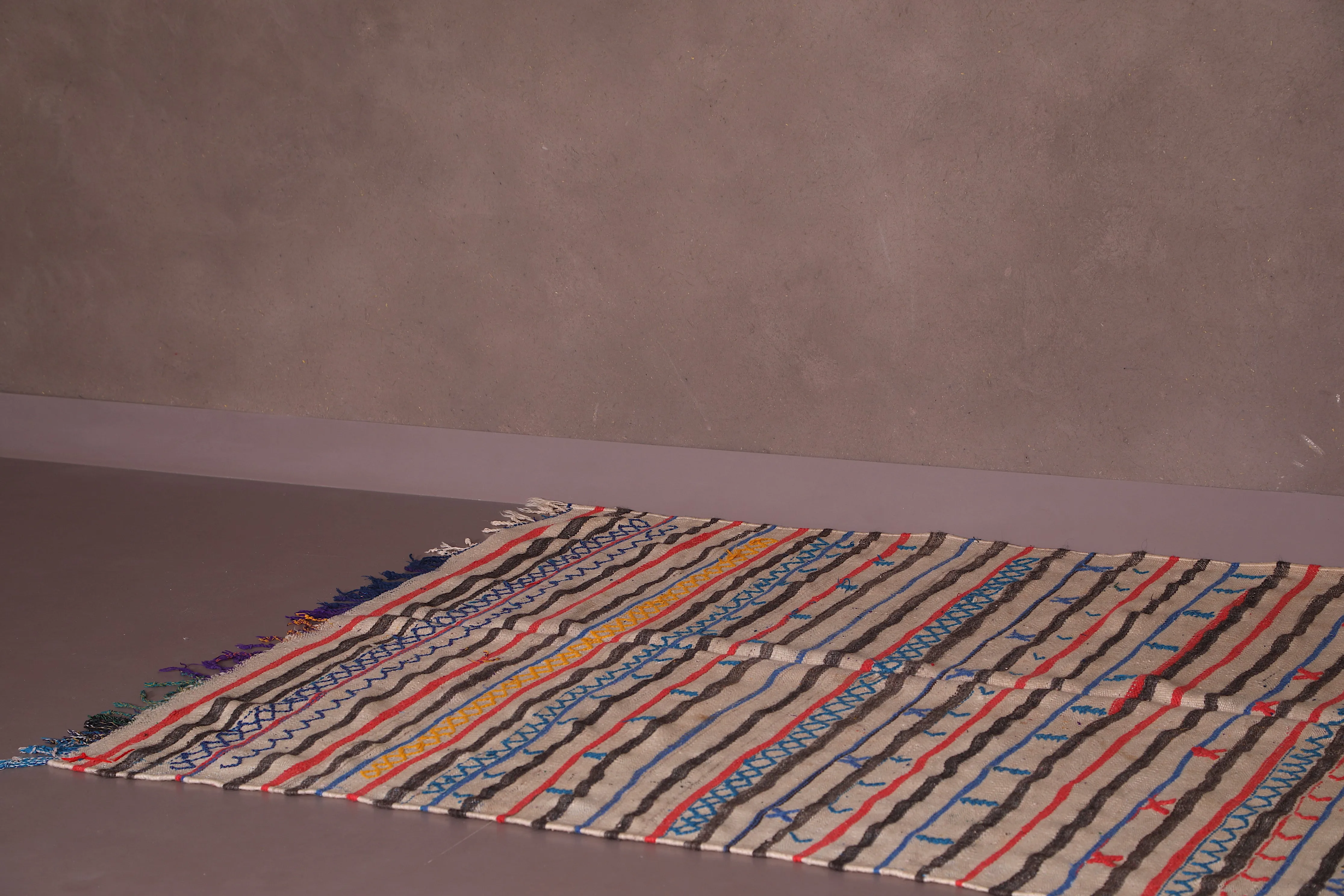 Vibrant Handwoven Moroccan Kilim Rug - 4.9x8.3 ft Tribal Design
