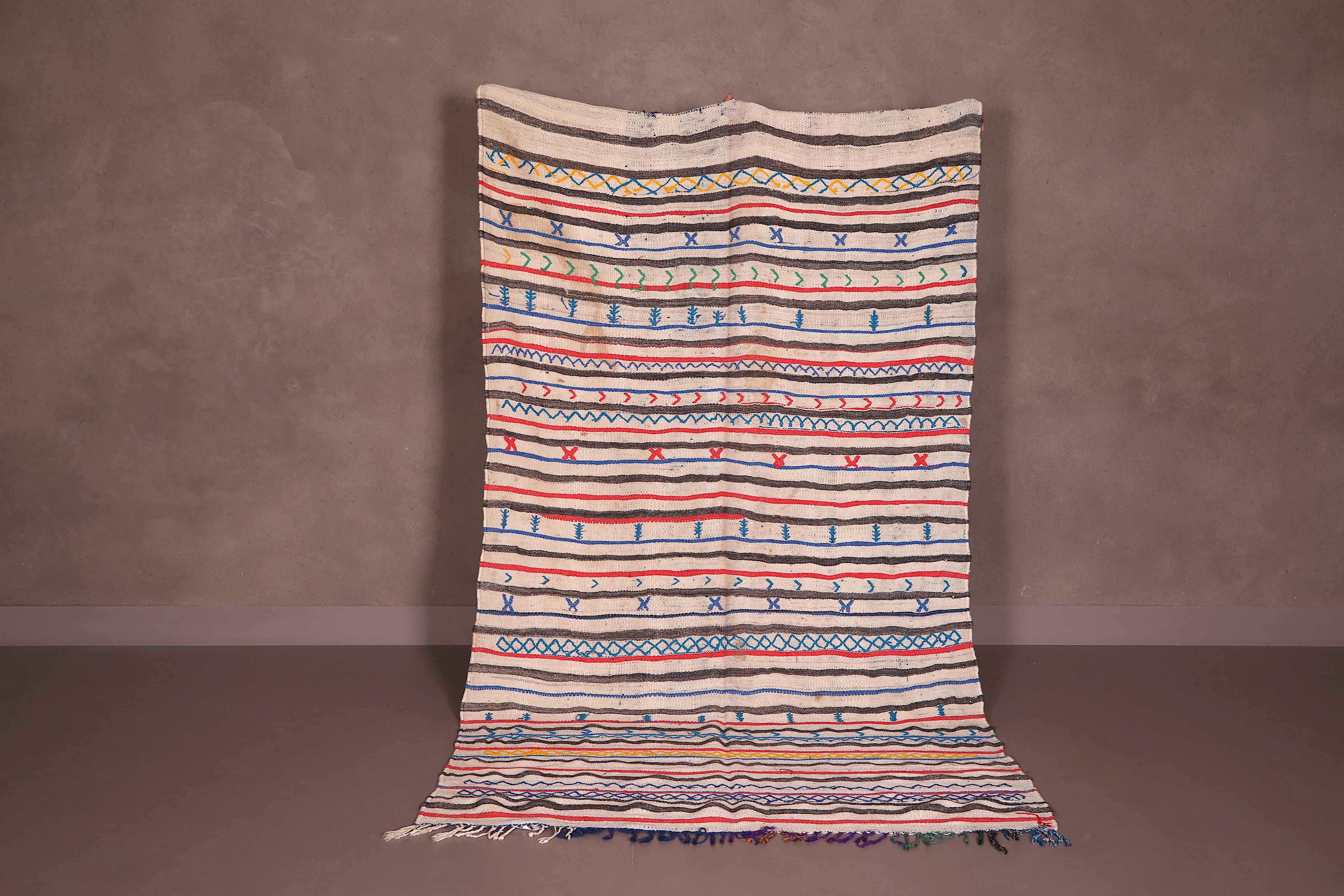 Vibrant Handwoven Moroccan Kilim Rug - 4.9x8.3 ft Tribal Design