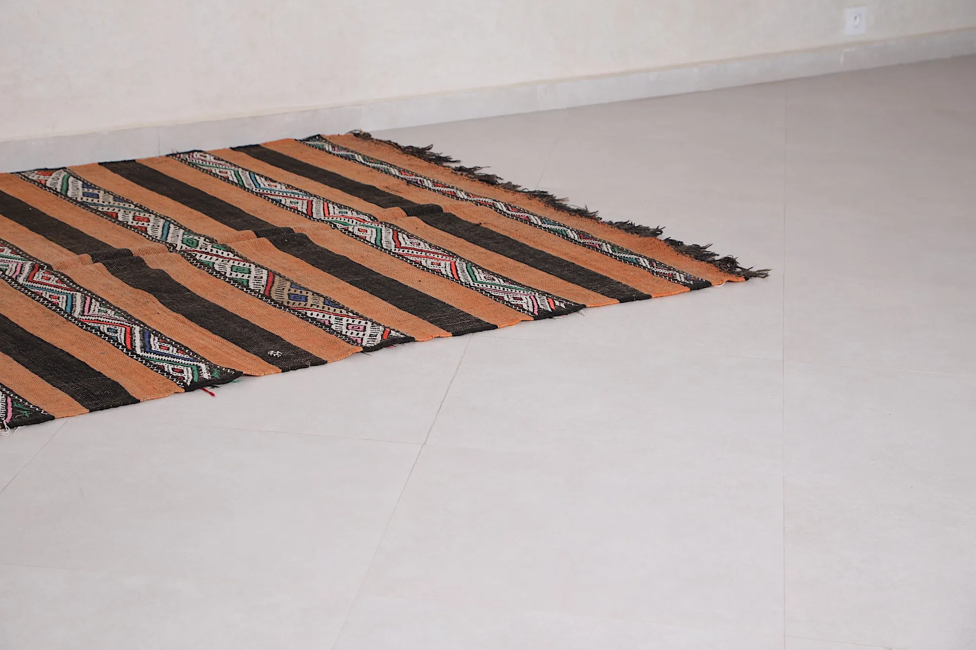 Vintage Berber Kilim Rug - Handwoven Moroccan Beauty | 5ft x 8.6ft