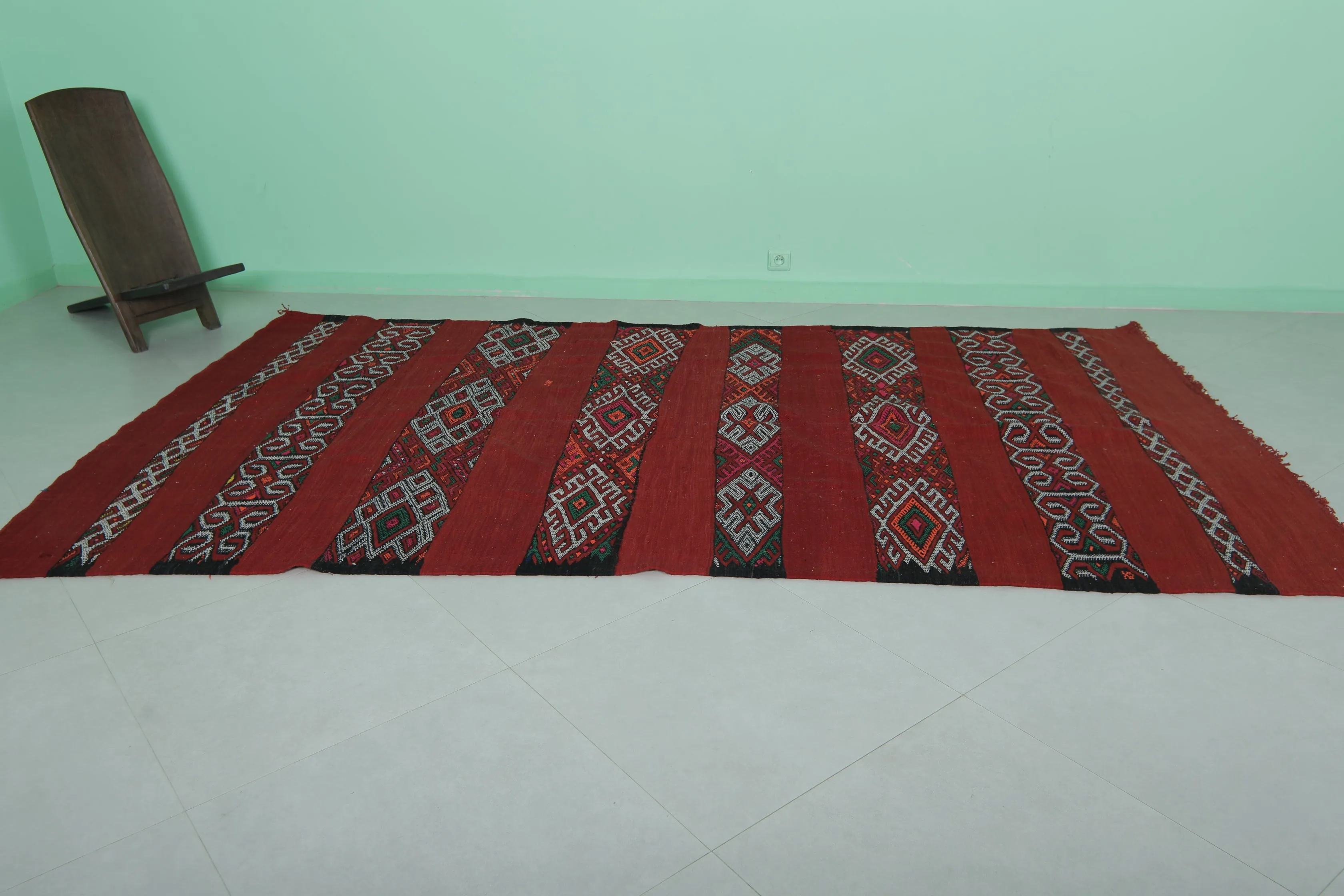 Vintage Kilim Berber Rug 5.6ft x 10.3ft - Authentic Handwoven Moroccan Design