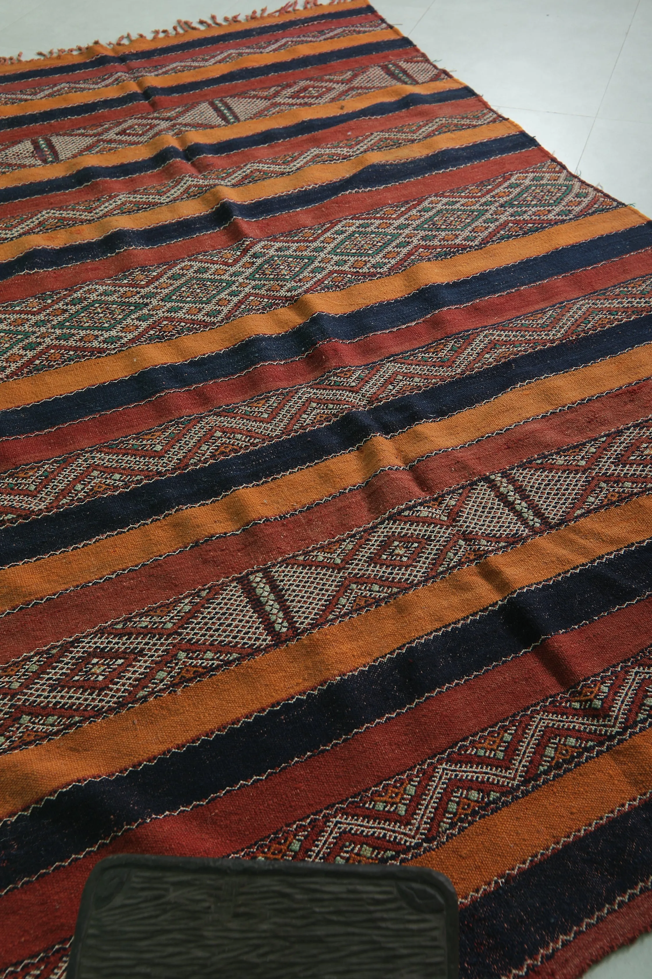 Vintage Moroccan Kilim Rug - 5.2 FT × 8.8 FT | Handwoven Heritage