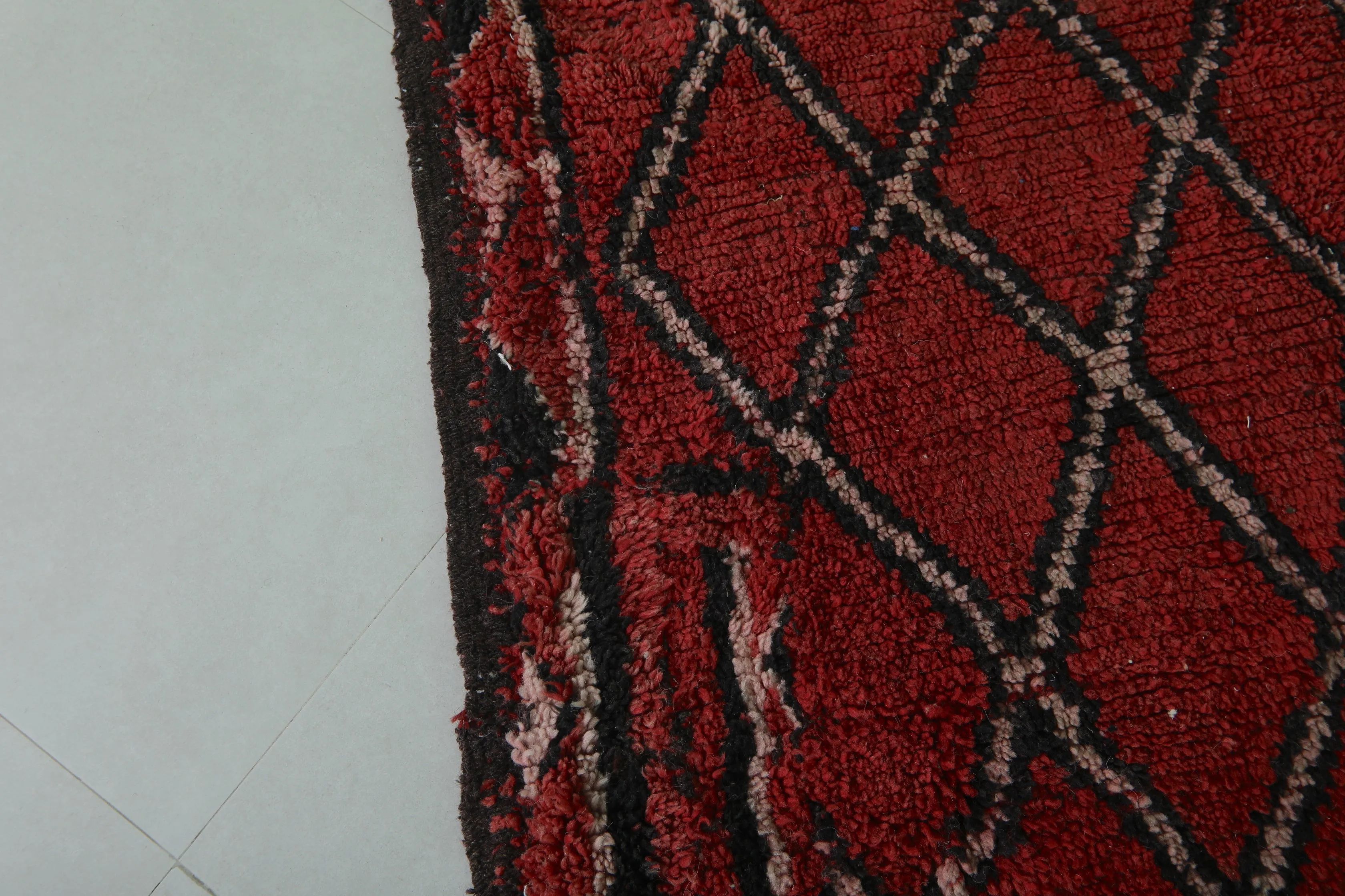 Vintage Moroccan Rug 4.6 x 9.8 FT - Classic Red Diamond Design