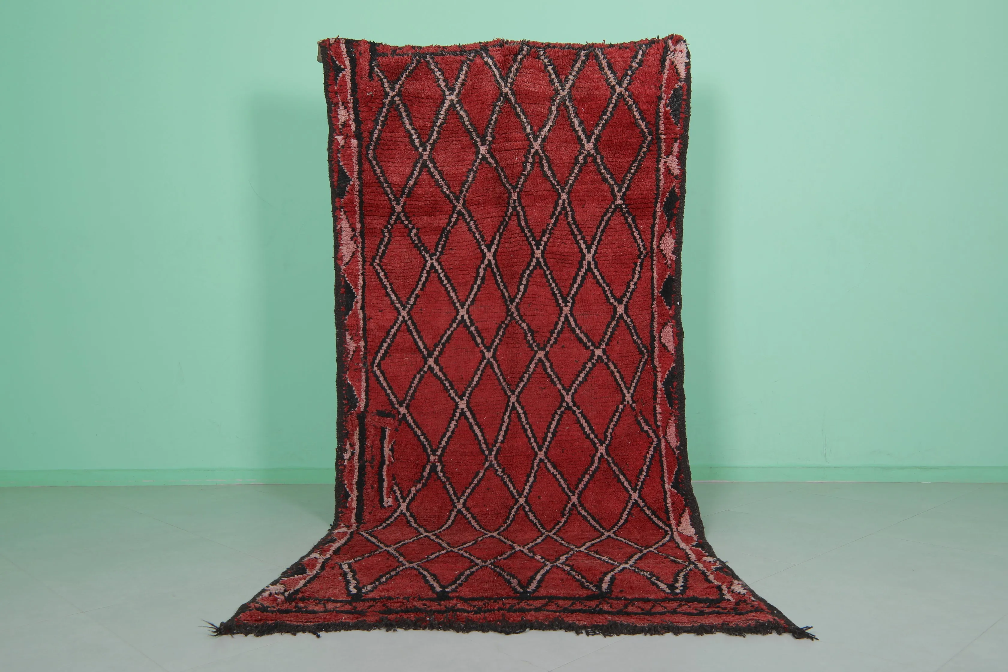 Vintage Moroccan Rug 4.6 x 9.8 FT - Classic Red Diamond Design