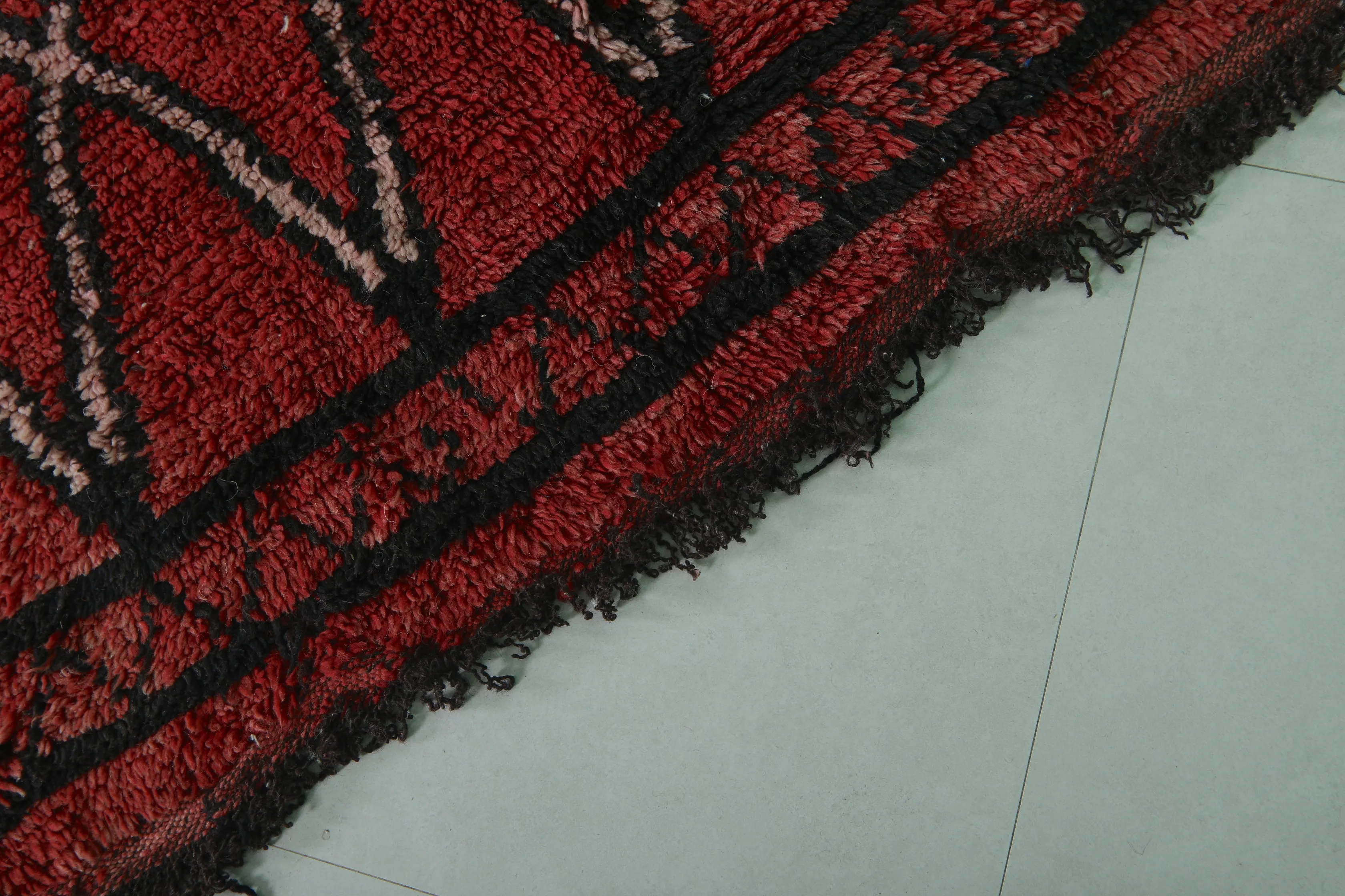 Vintage Moroccan Rug 4.6 x 9.8 FT - Classic Red Diamond Design