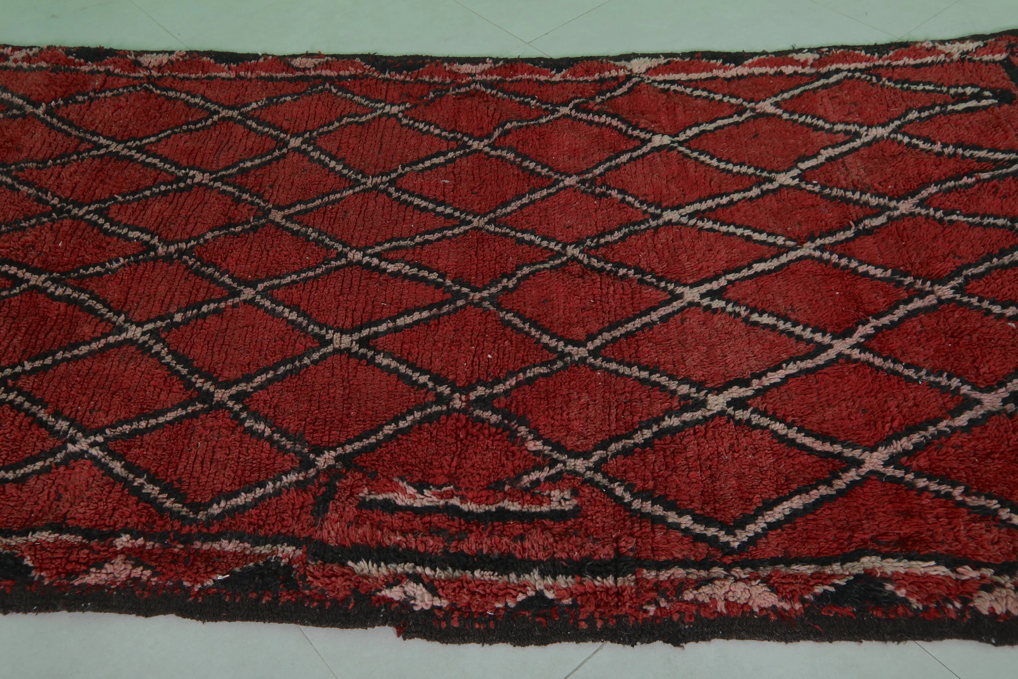 Vintage Moroccan Rug 4.6 x 9.8 FT - Classic Red Diamond Design