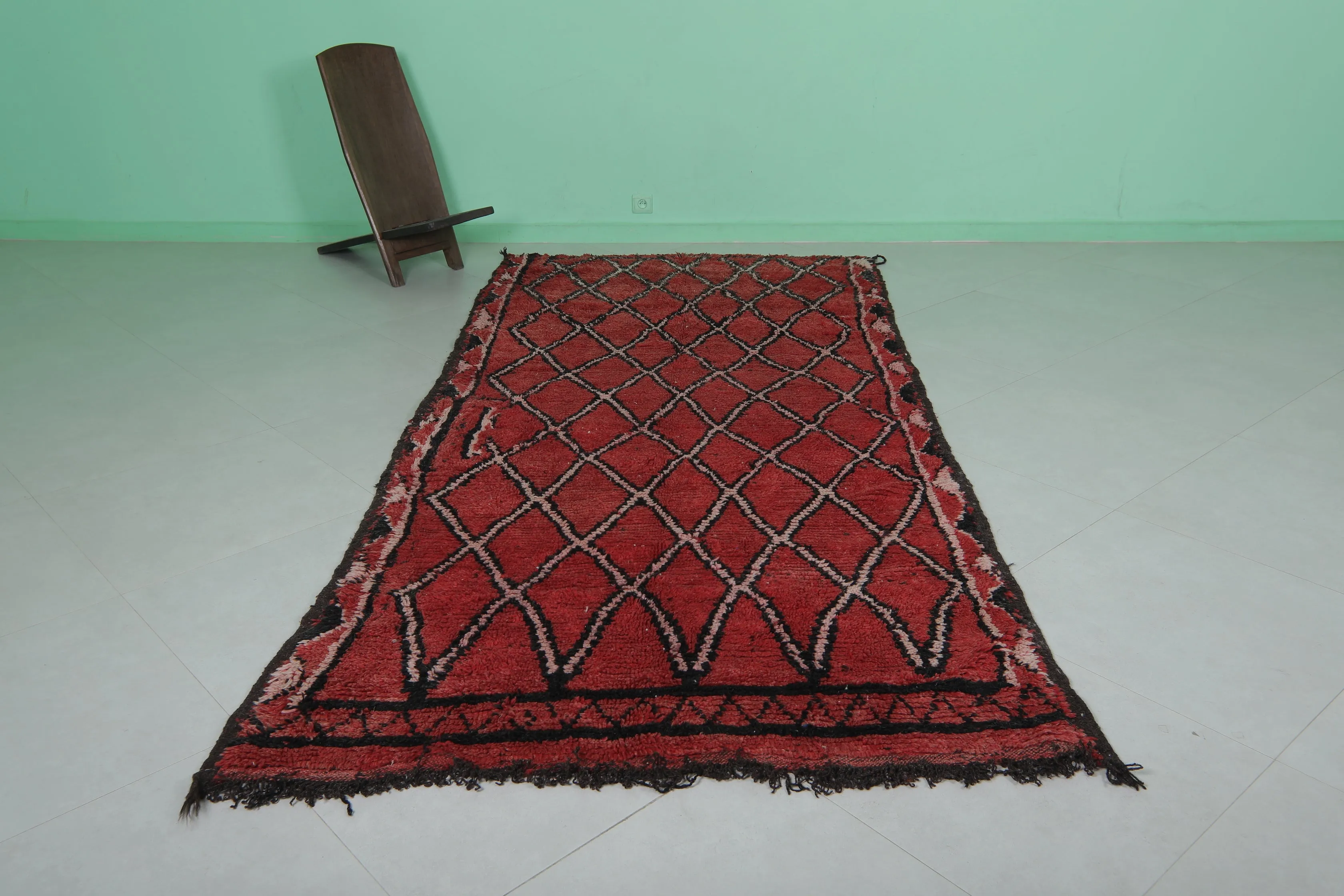 Vintage Moroccan Rug 4.6 x 9.8 FT - Classic Red Diamond Design