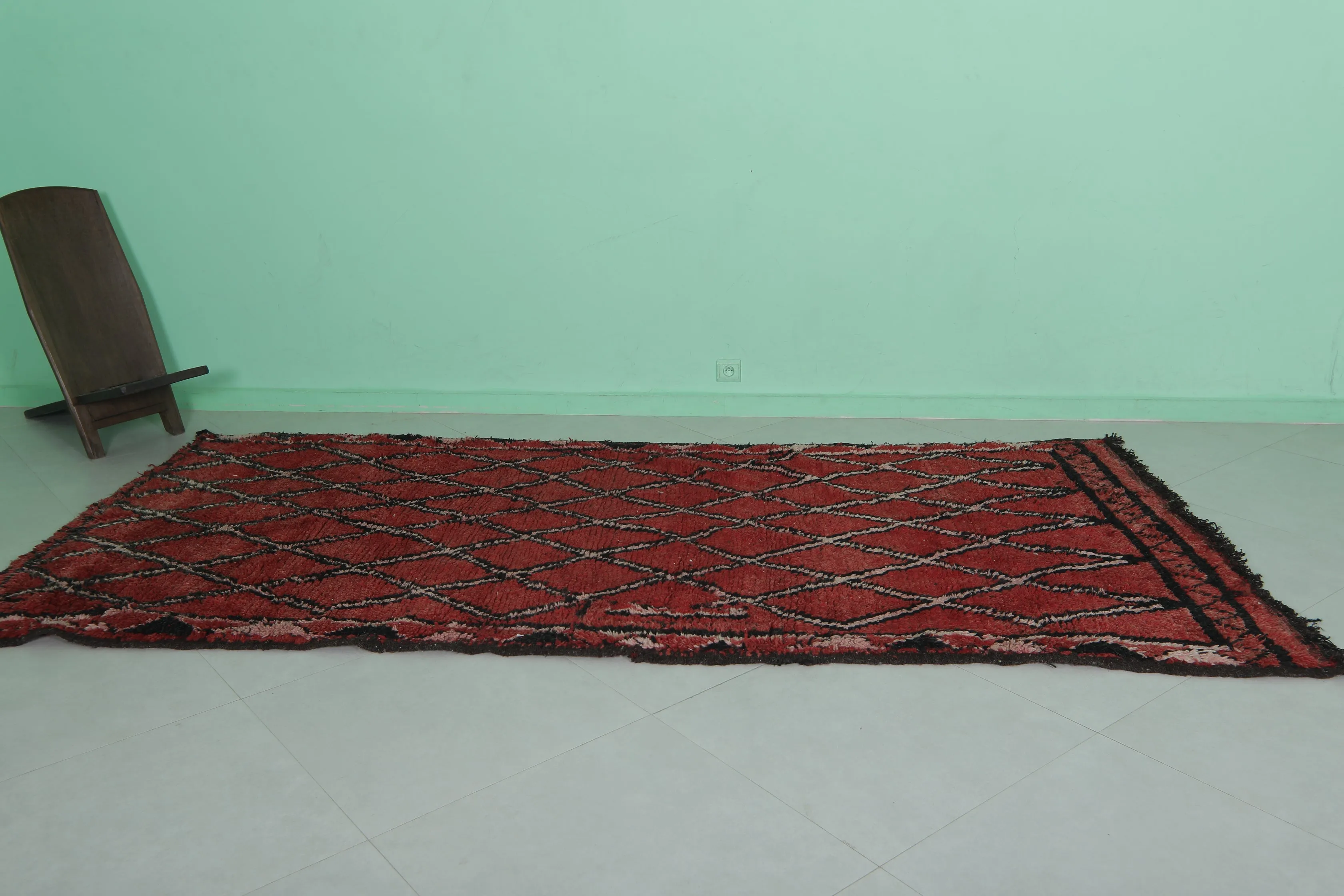 Vintage Moroccan Rug 4.6 x 9.8 FT - Classic Red Diamond Design