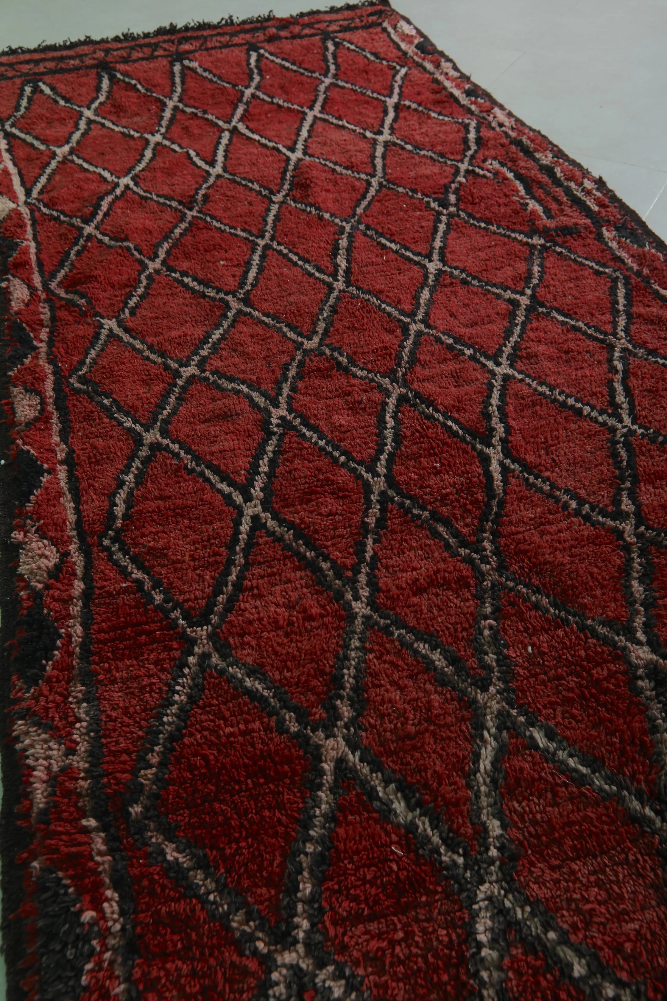 Vintage Moroccan Rug 4.6 x 9.8 FT - Classic Red Diamond Design