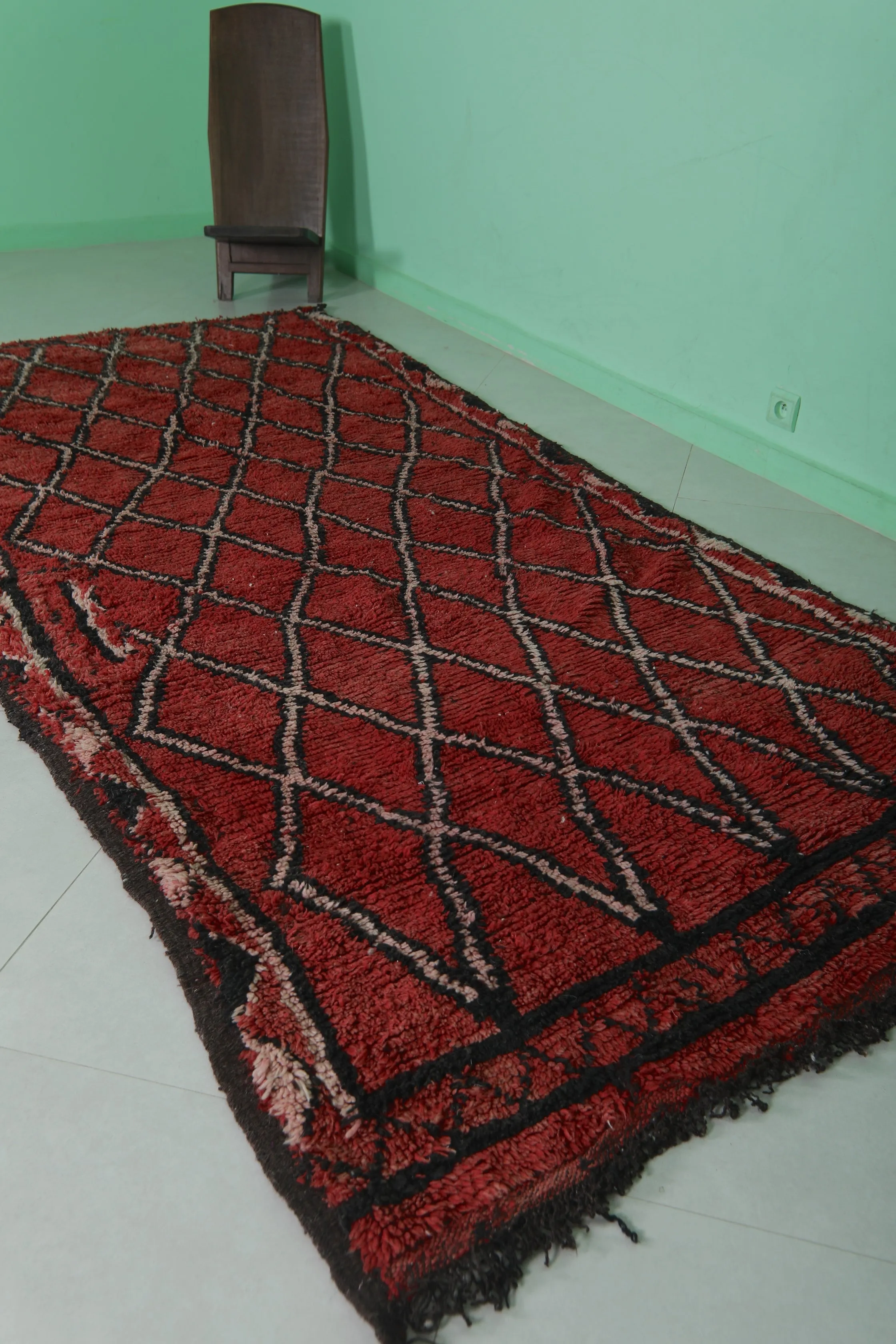 Vintage Moroccan Rug 4.6 x 9.8 FT - Classic Red Diamond Design