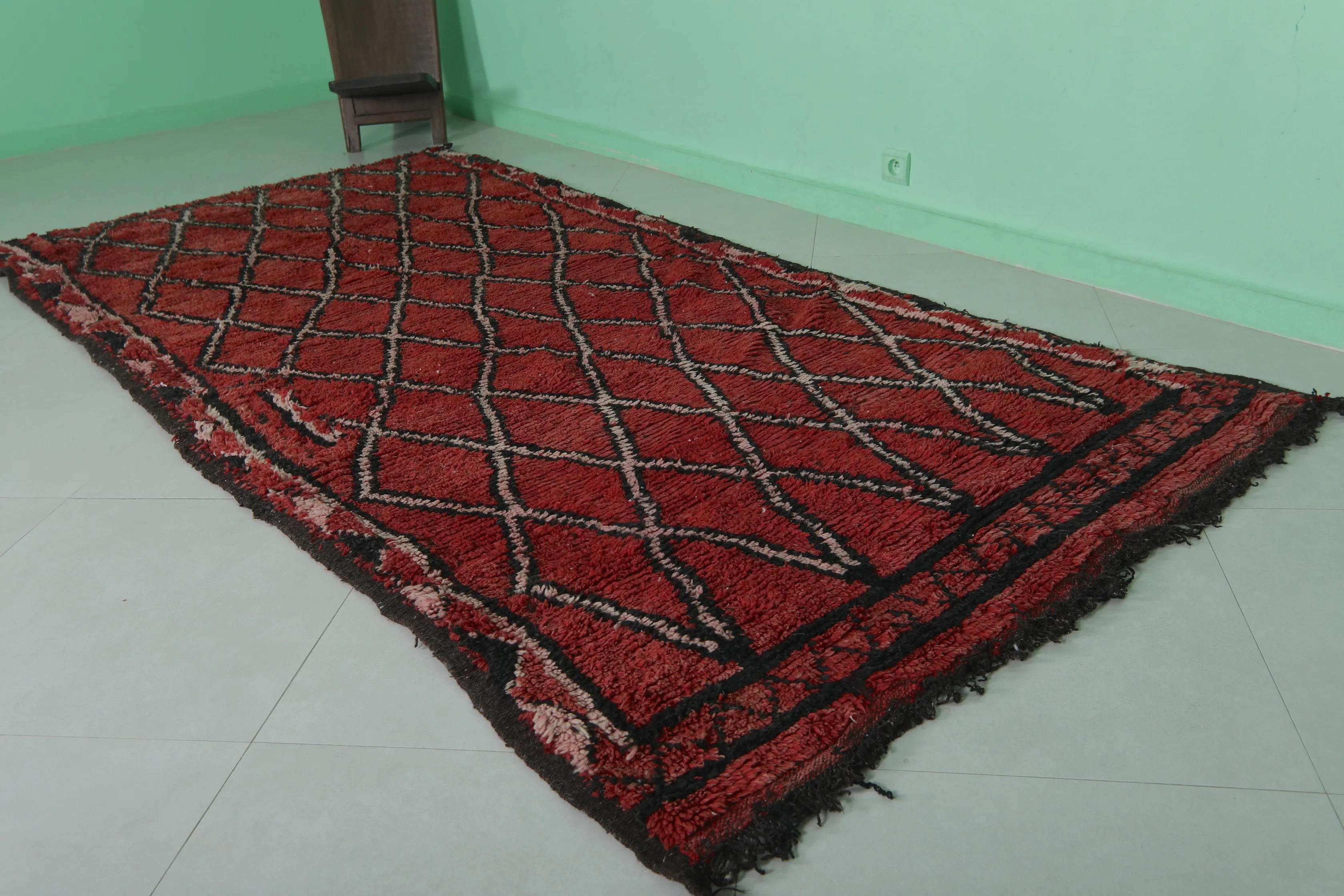 Vintage Moroccan Rug 4.6 x 9.8 FT - Classic Red Diamond Design