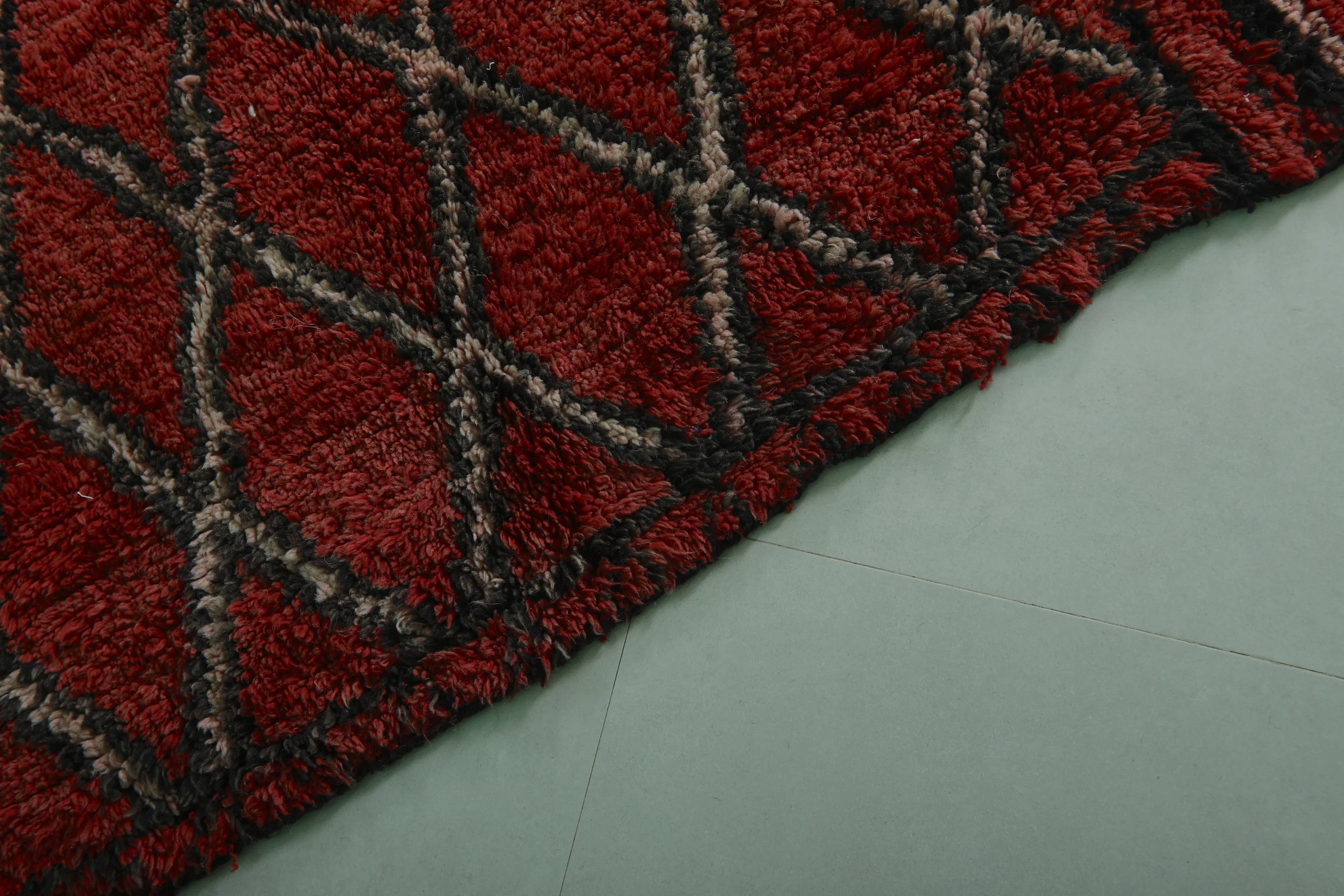 Vintage Moroccan Rug 4.6 x 9.8 FT - Classic Red Diamond Design